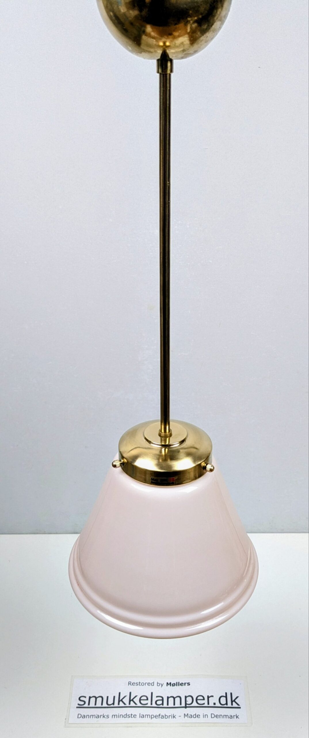 Skøn rosa entre kuglependel fra 1930. Professionelt restaureret. Ø22. 65 cm fast nedhæng.
