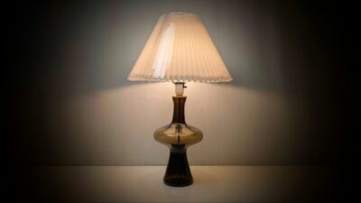 Skøn olivengrønbrun Lisbeth Bram bordlampe fra 1960. Fyens Glasværk. Ny skærm. Fog og Mørup. Sjælden.