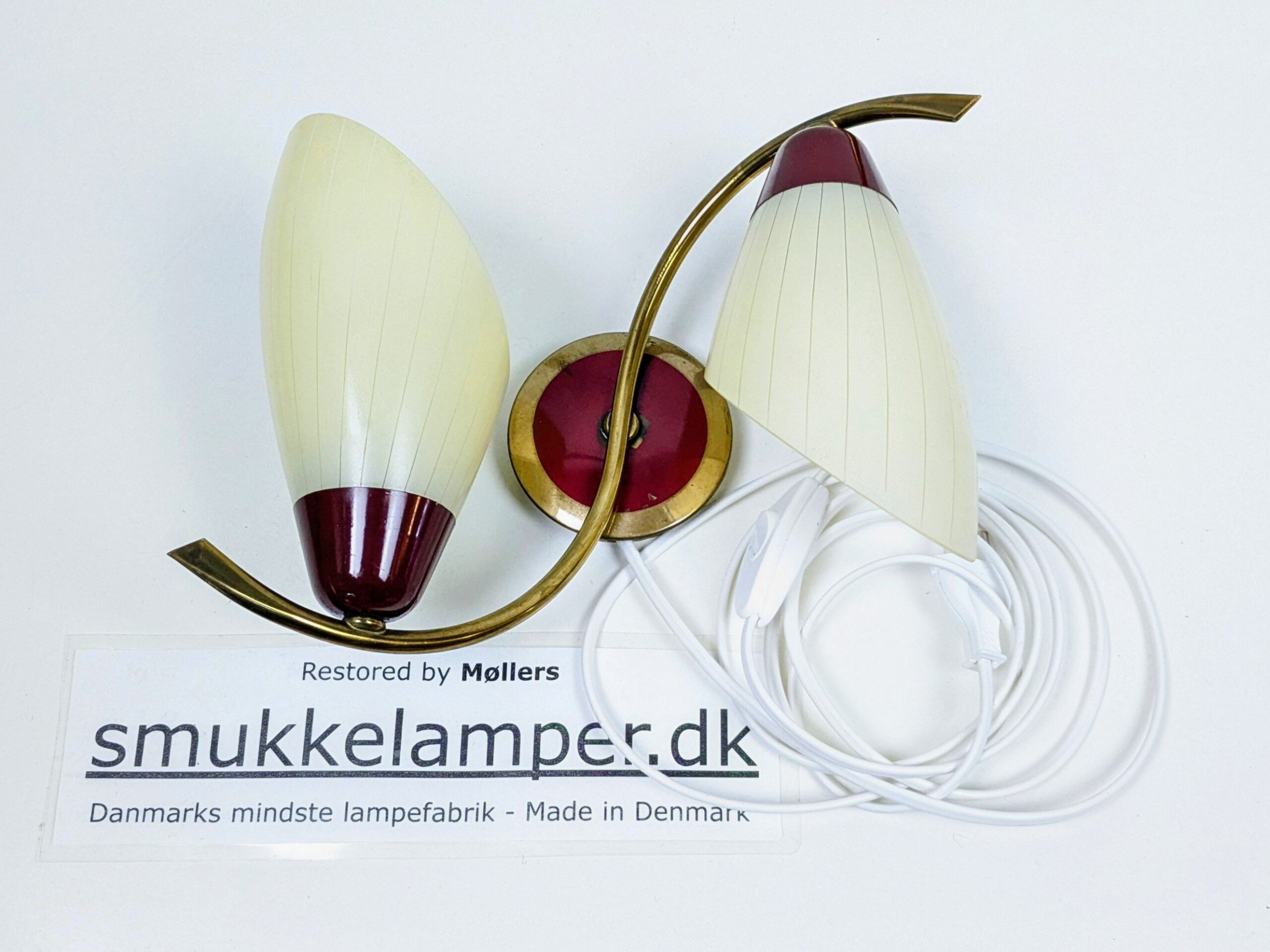 Dansk Mid-Century Væglampe i Messing fra 1950 | Elegant Design til Entre, Opgang & Hall. Delvist nyt el.