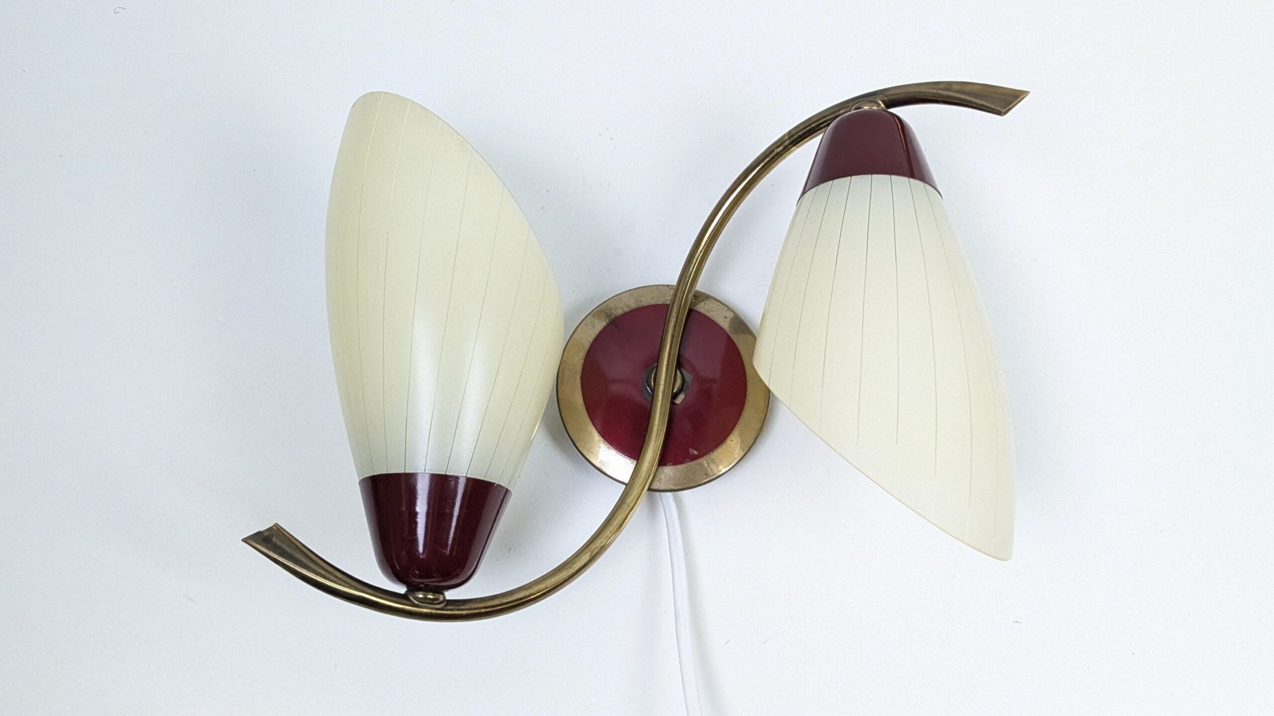 Dansk Mid-Century Væglampe i Messing fra 1950 | Elegant Design til Entre, Opgang & Hall. Delvist nyt el.