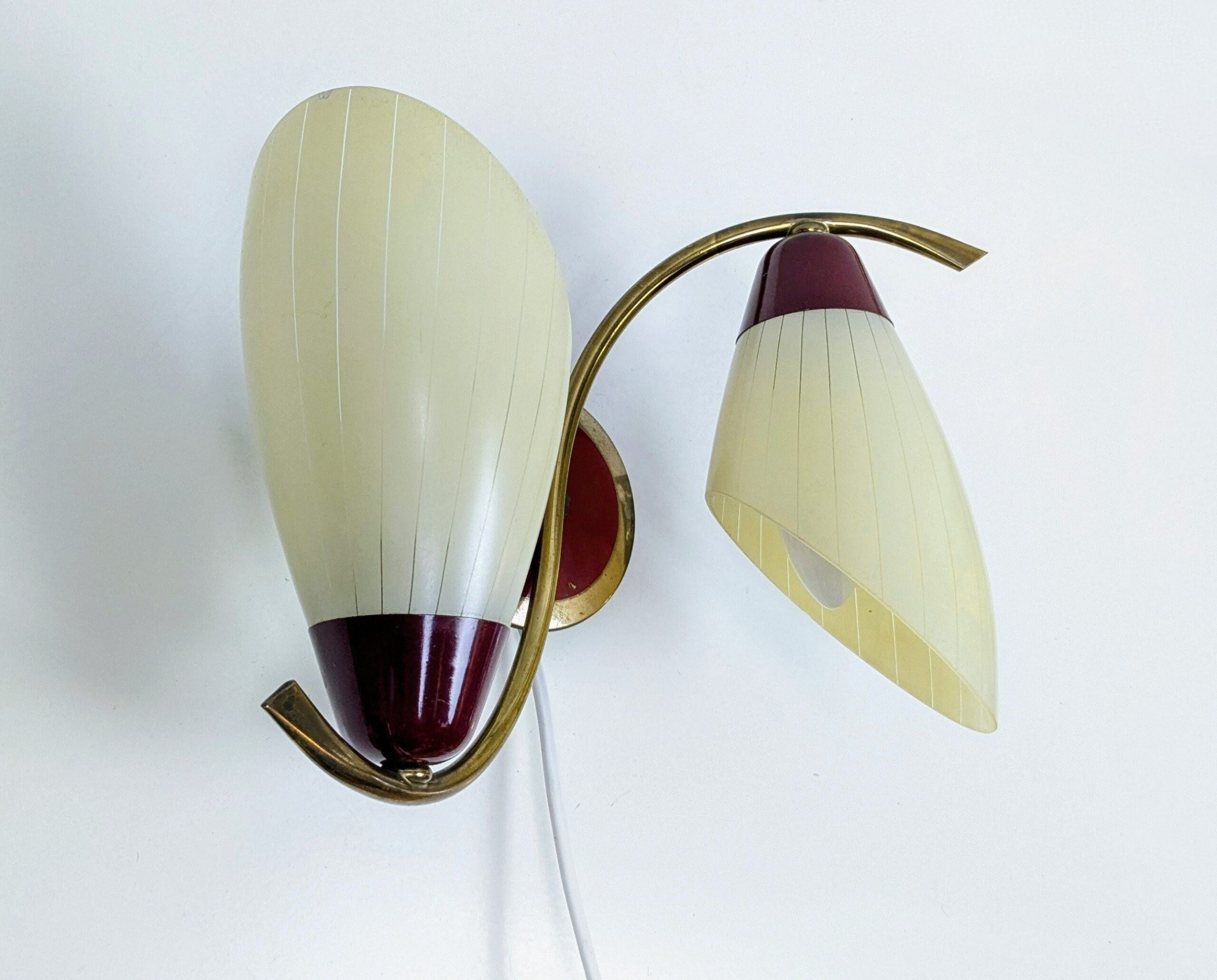 Dansk Mid-Century Væglampe i Messing fra 1950 | Elegant Design til Entre, Opgang & Hall. Delvist nyt el.