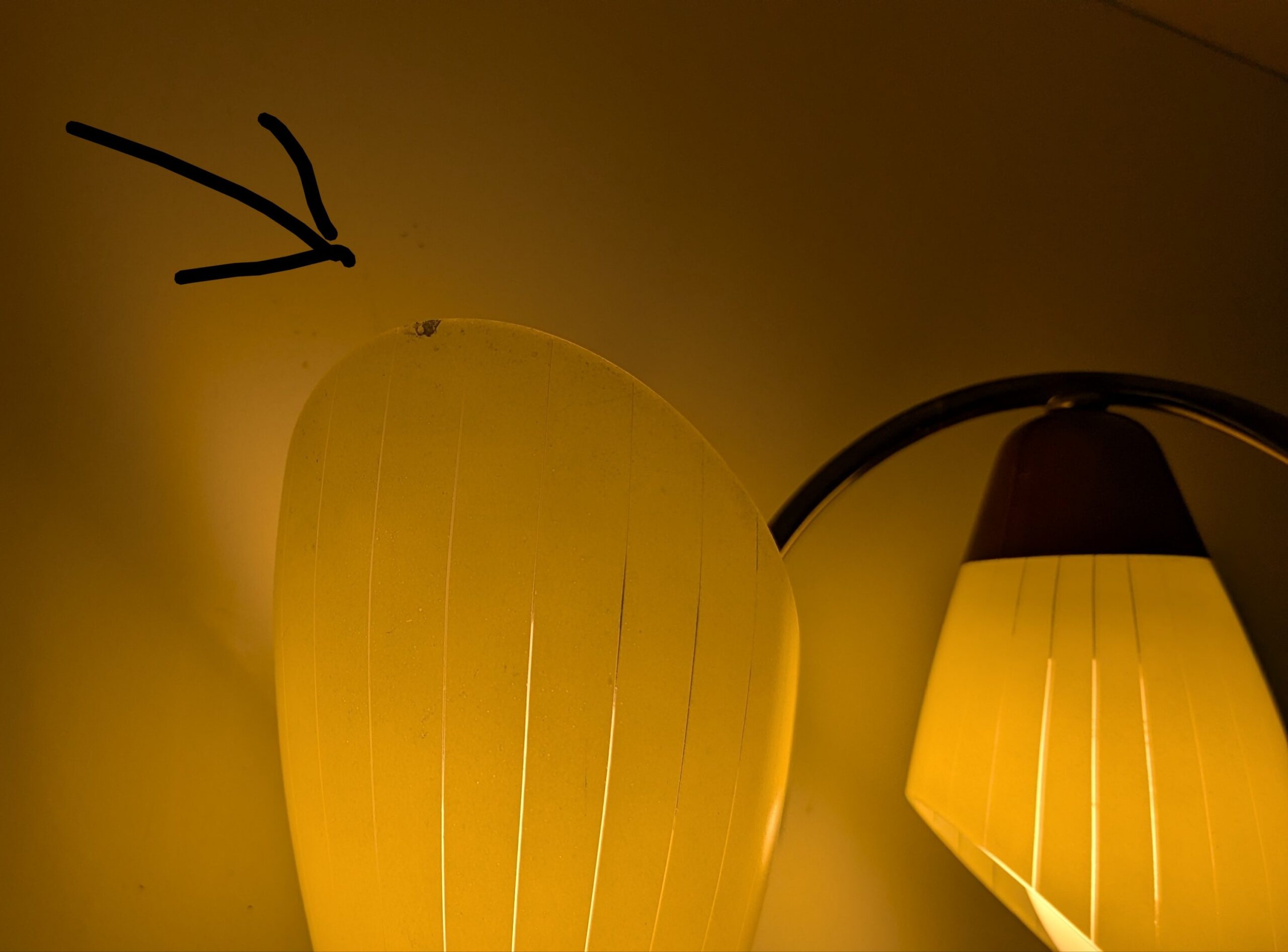 Dansk Mid-Century Væglampe i Messing fra 1950 | Elegant Design til Entre, Opgang & Hall. Delvist nyt el.