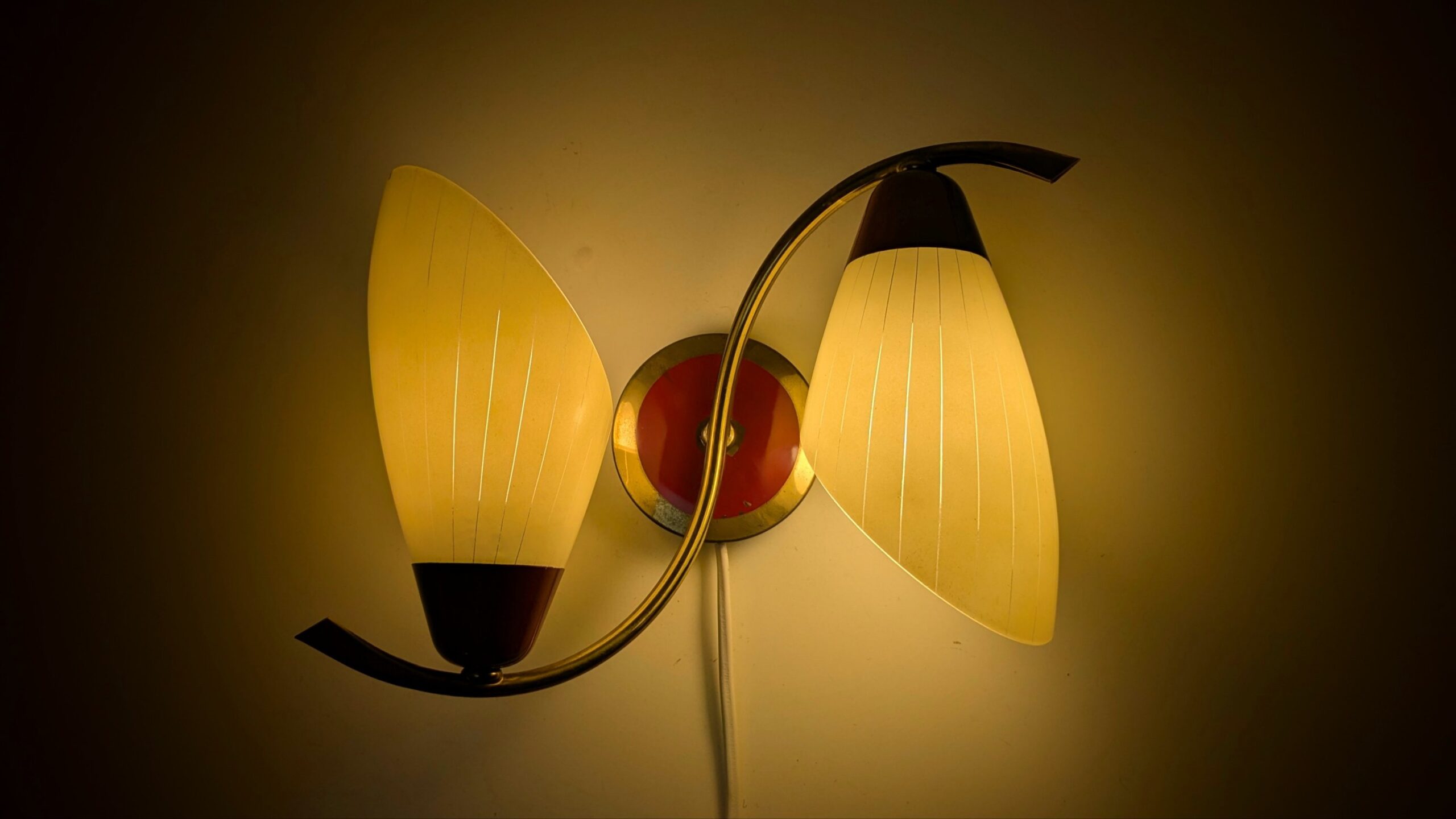 Dansk Mid-Century Væglampe i Messing fra 1950 | Elegant Design til Entre, Opgang & Hall. Delvist nyt el.