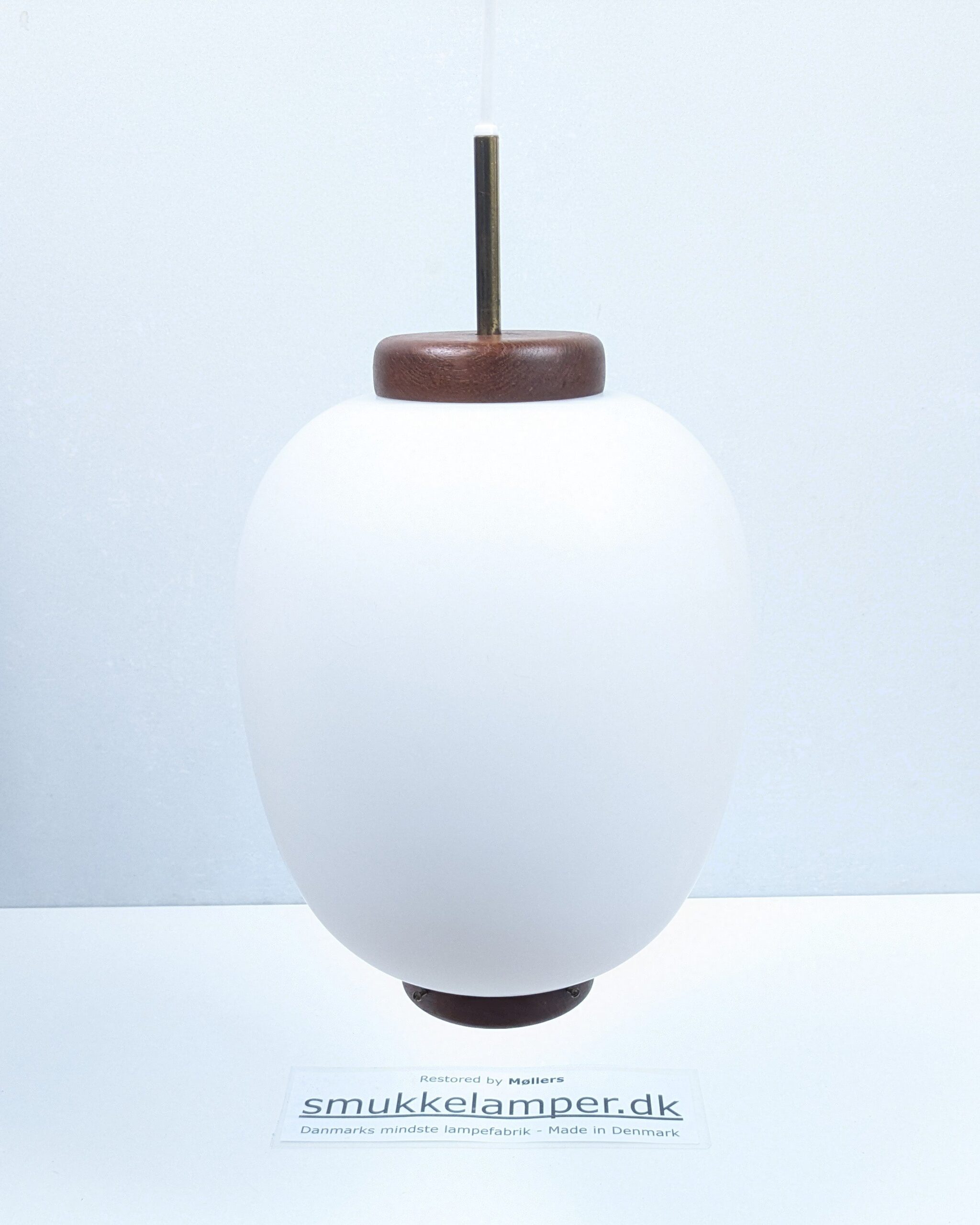 Klassisk dansk design fra 1950. Teak og opalglas. Ø21. Nyt el. Bent Karlby – Original.