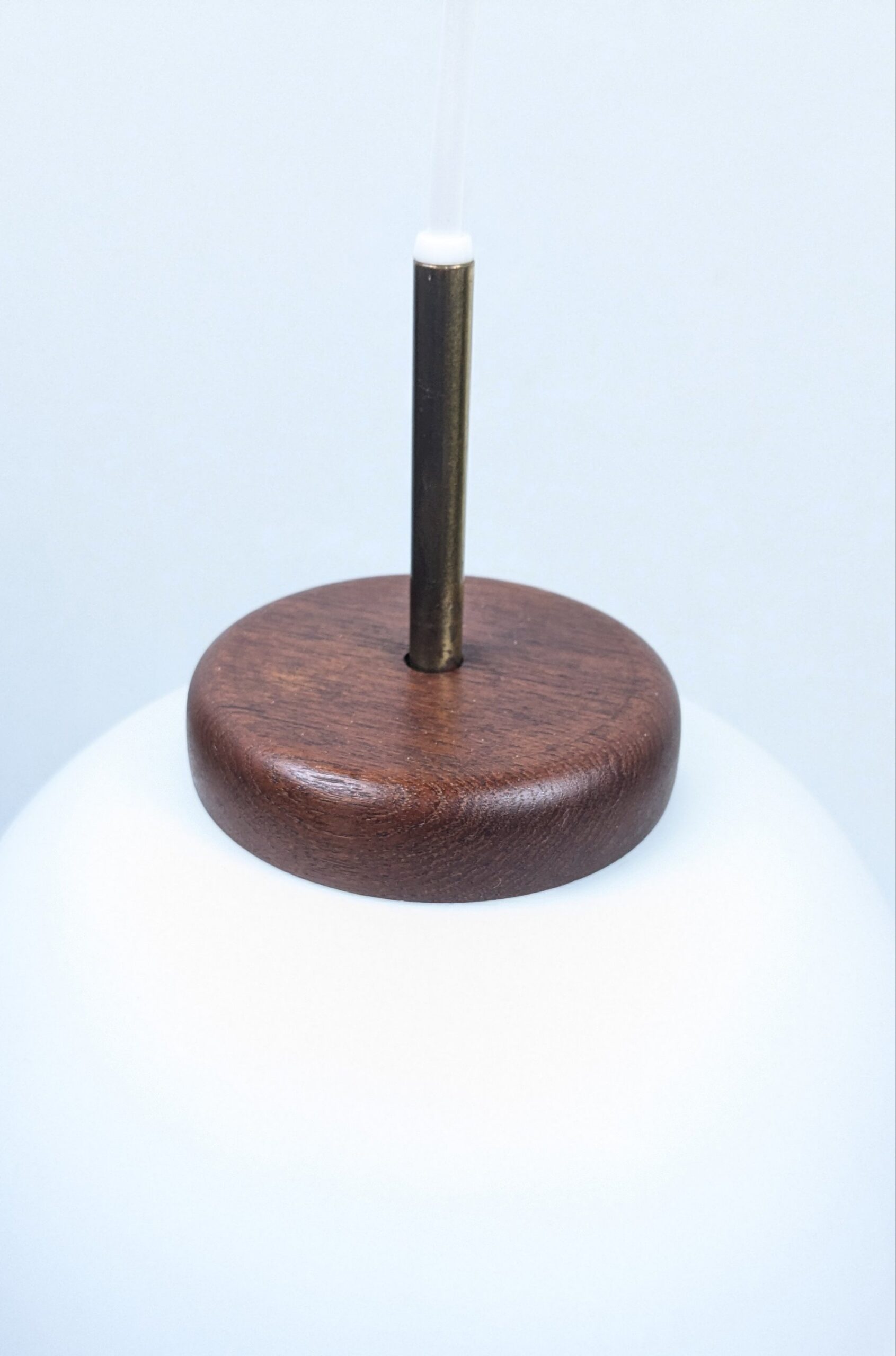 Klassisk dansk design fra 1950. Teak og opalglas. Ø21. Nyt el. Bent Karlby – Original.