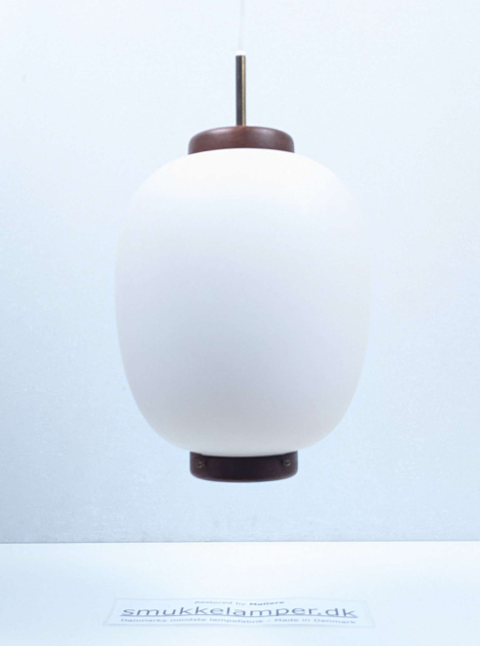 Klassisk dansk design fra 1950. Teak og opalglas. Ø21. Nyt el. Bent Karlby – Original.