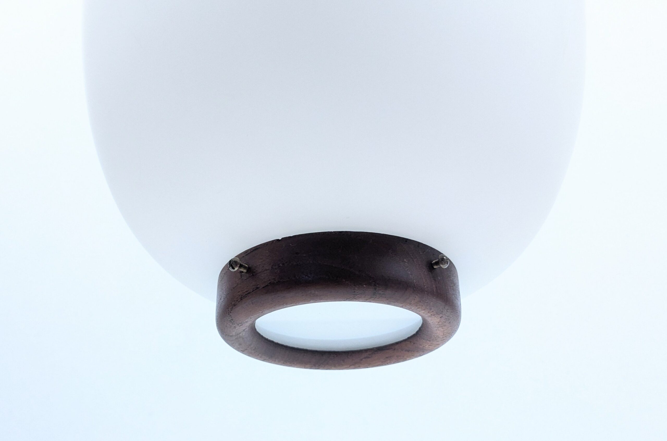 Klassisk dansk design fra 1950. Teak og opalglas. Ø21. Nyt el. Bent Karlby – Original.