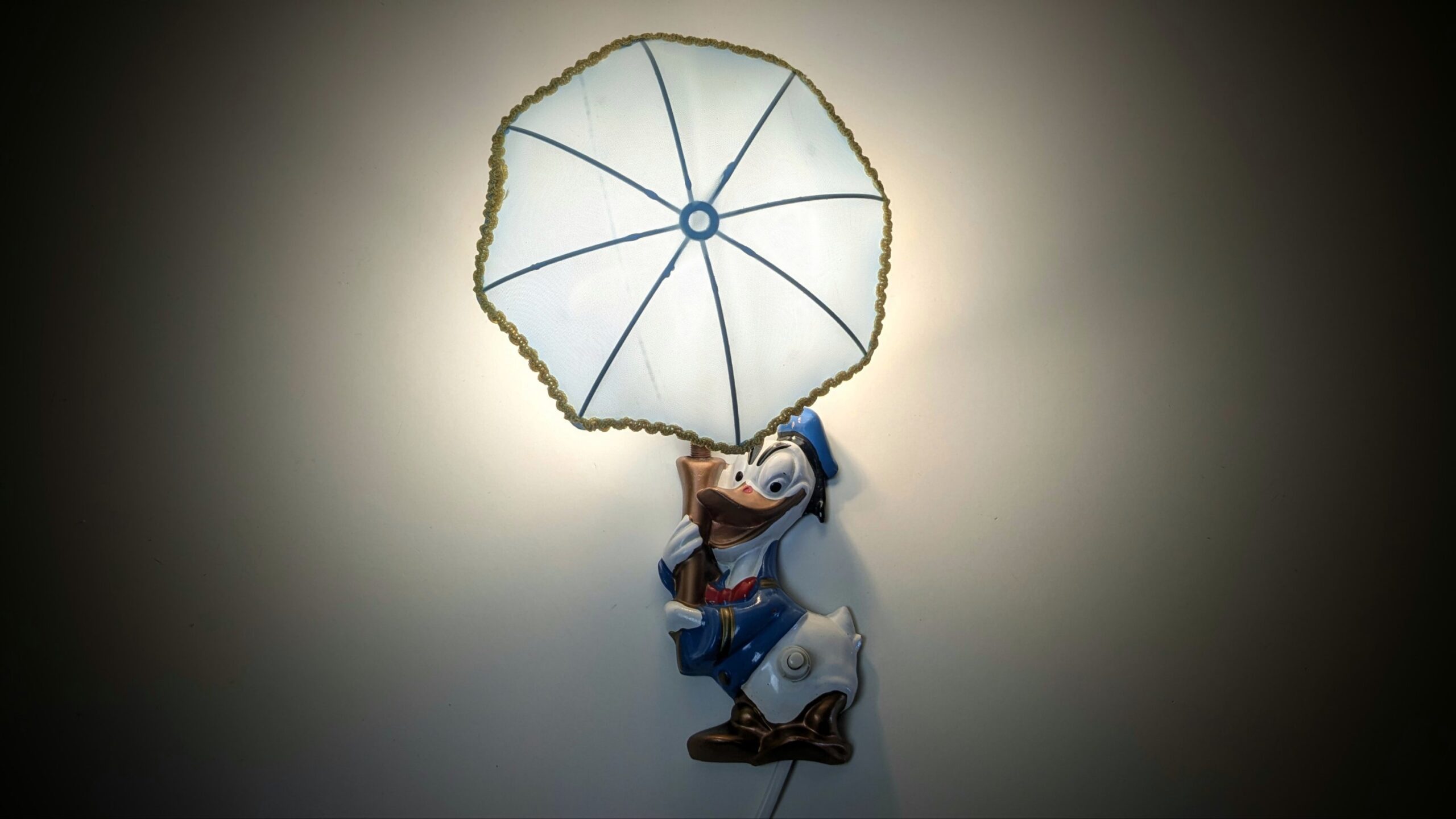 Vintage dansk Anders And lampe med paraply skærm. Original Disney børnelampe 33 cm høj. 1960.