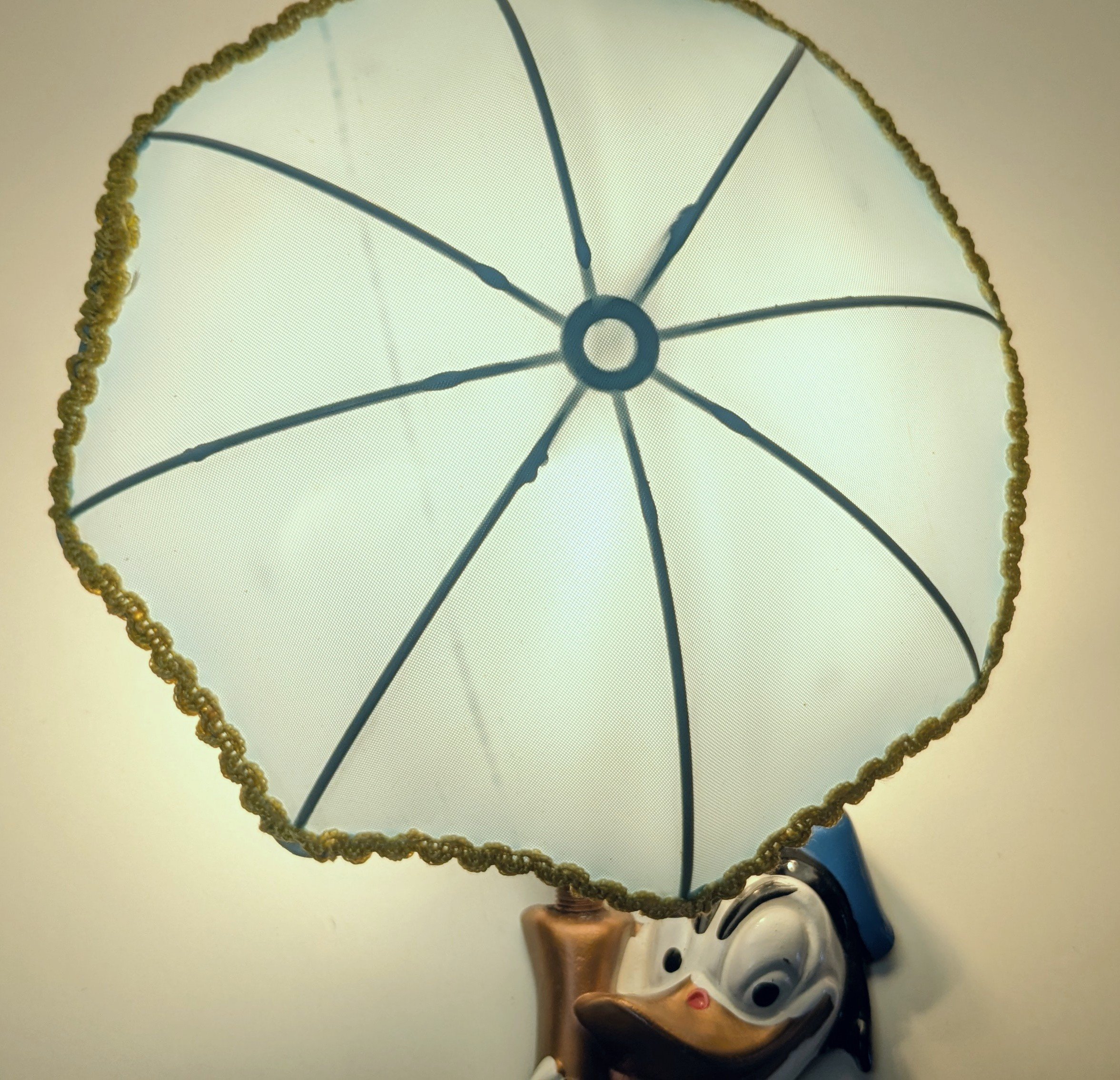Vintage dansk Anders And lampe med paraply skærm. Original Disney børnelampe 33 cm høj. 1960.