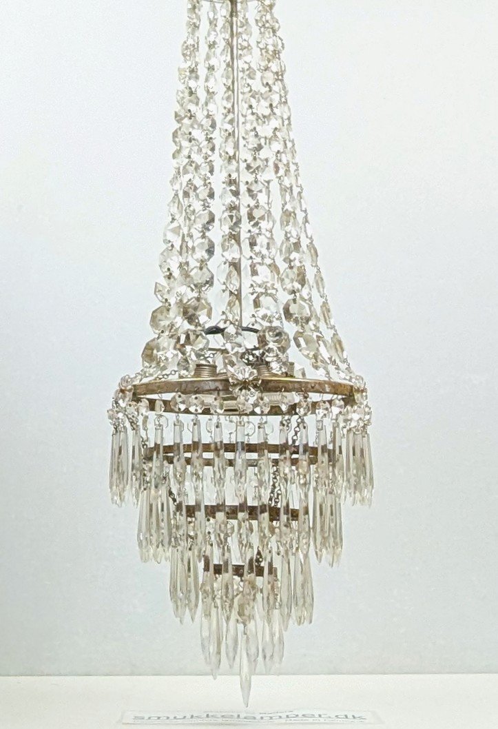 Antik dansk krystal lysekrone ca. 1910 med 450 prismer. Professionelt restaureret. Ø26. 85 cmH. Pickup only