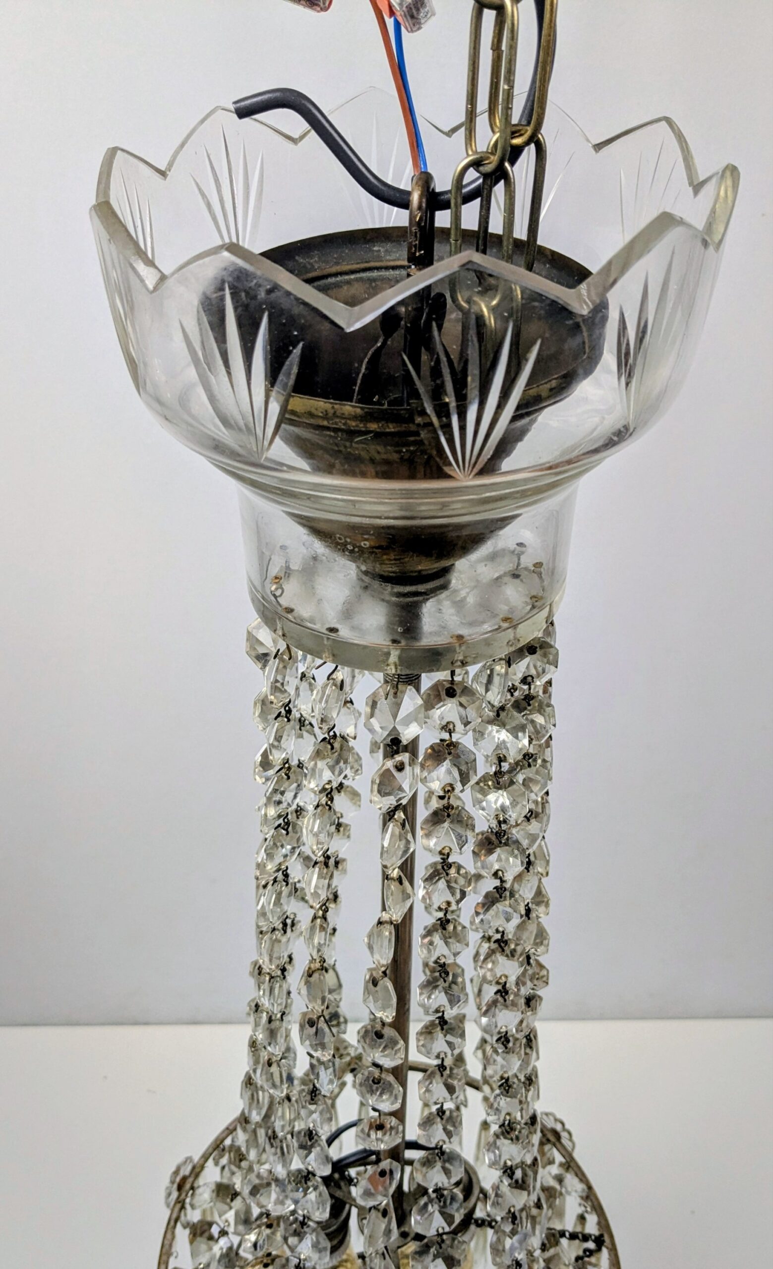 Antik dansk krystal lysekrone ca. 1910 med 450 prismer. Professionelt restaureret. Ø26. 85 cmH. Pickup only