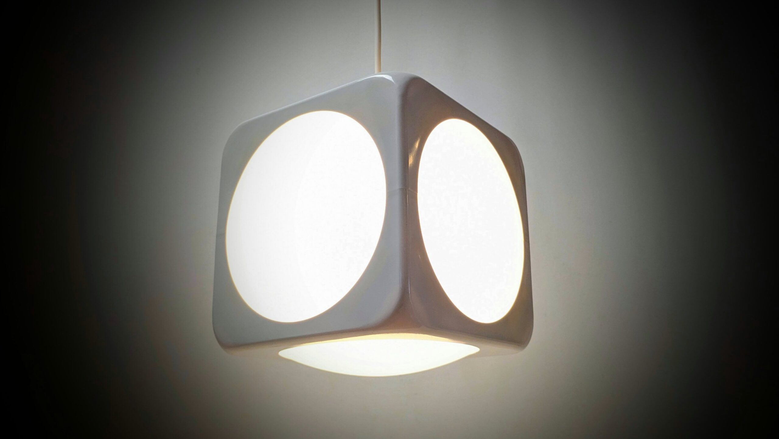 Lars Schiøler Hoyrup. Pokerdice /Kuben. Nyt el. Sjælden. Danish design 1972. Hvid