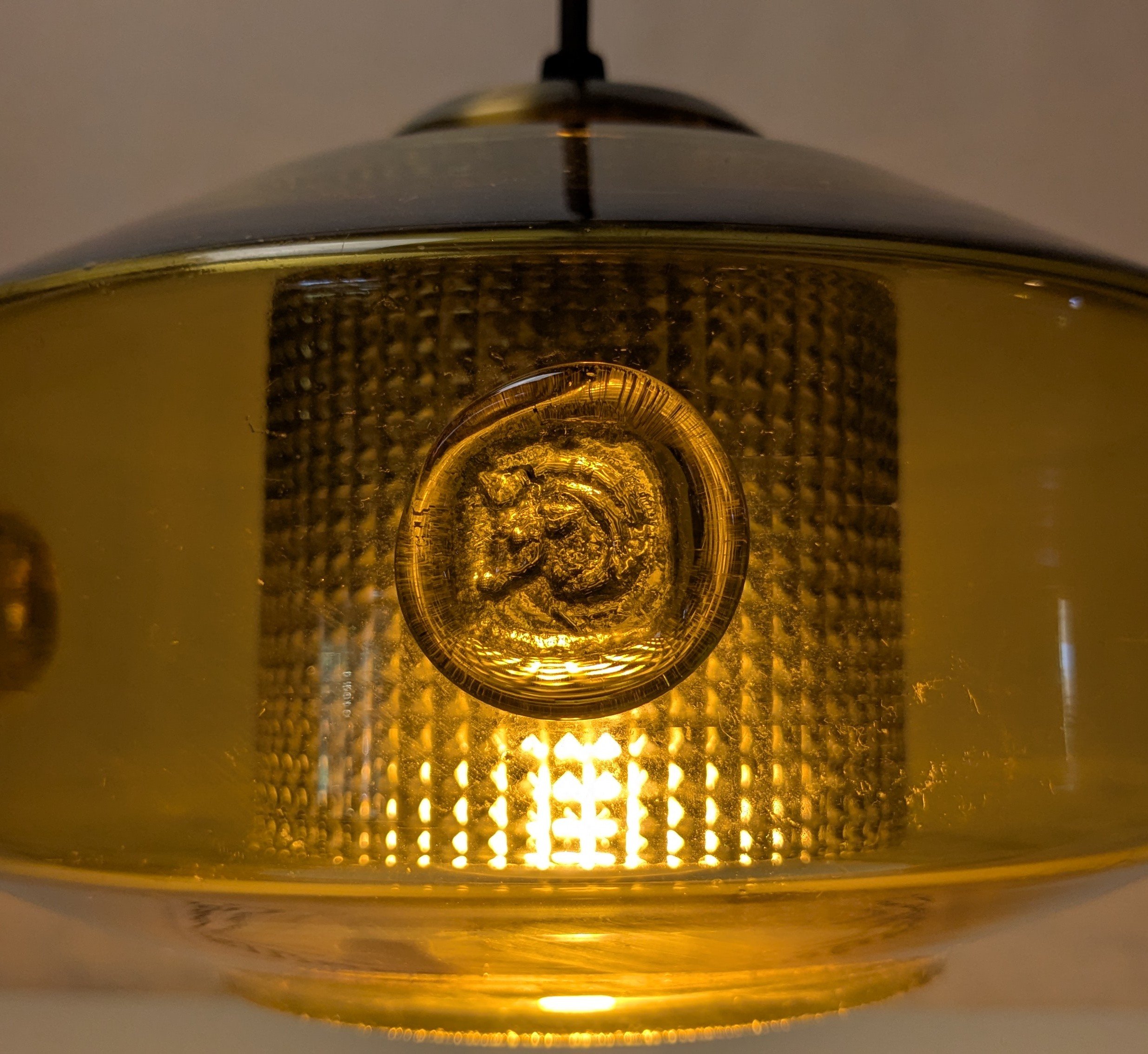 Vintage pendel i cognacfarvet glas med unicorn motiv fra 1970’erne. Professionelt restaureret. Ø25
