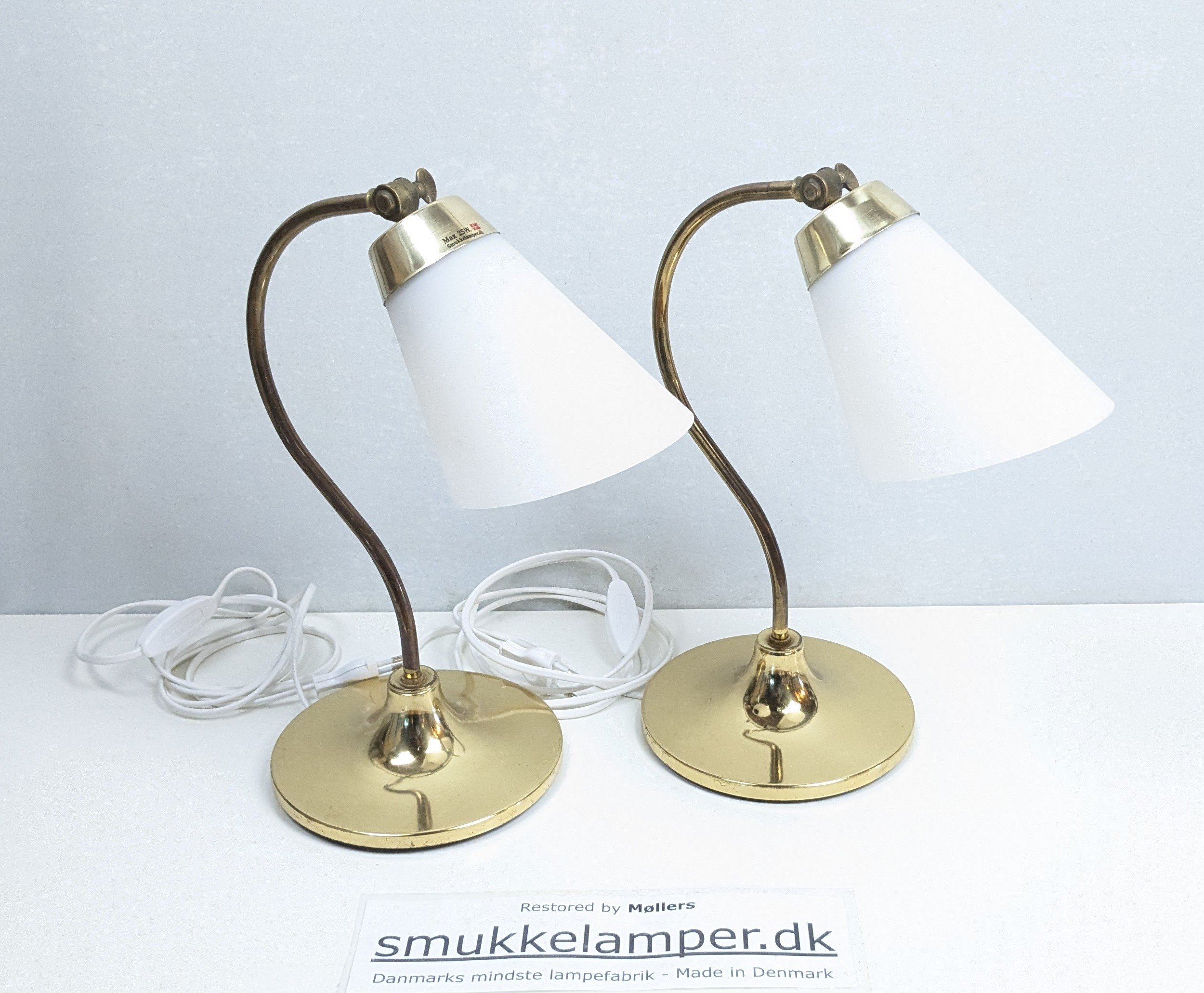 Sæt med 2 hånd samlede 1960 sengelamper. Messing og opalglas. Unika. Møllers Belysning