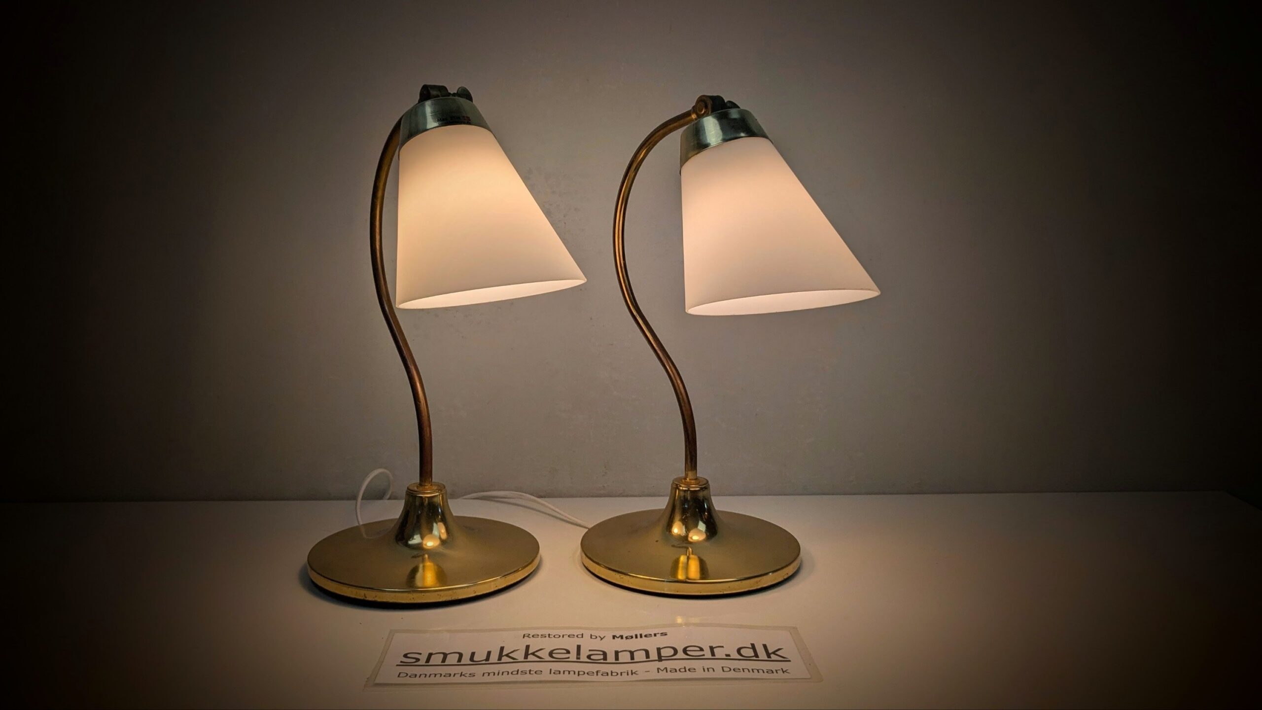 Sæt med 2 hånd samlede 1960 sengelamper. Messing og opalglas. Unika. Møllers Belysning