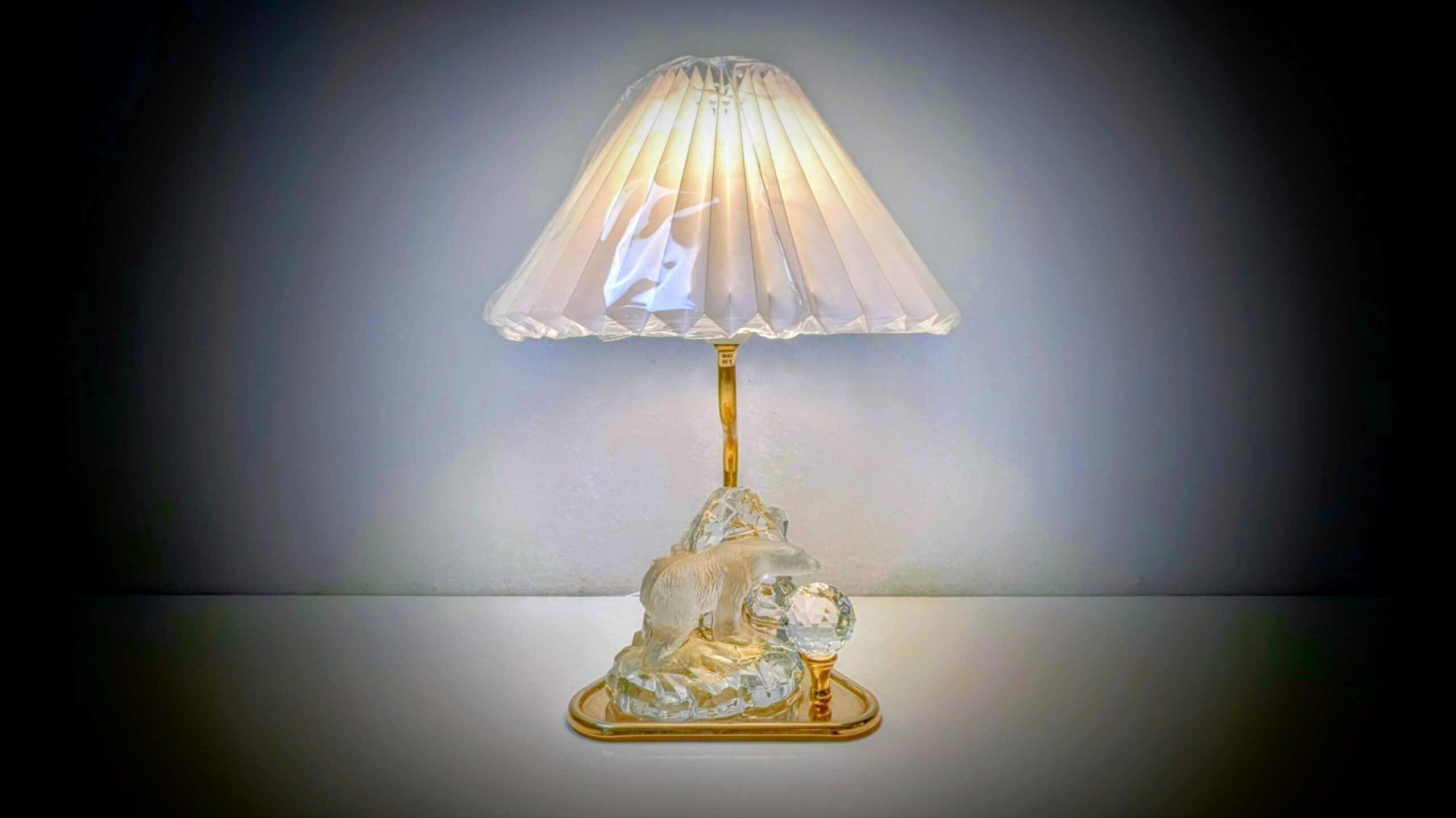 Vintage bordlampe med Kosta Boda isbjørn i glas. 1960. Nyt el og ny skærm. “The polar bear” Pickup only