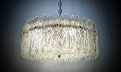 Skøn vesttysk krystal krone fra 1970. 6,5 kilo krystal glas. 115 cm fast nedhæng. Pickup only