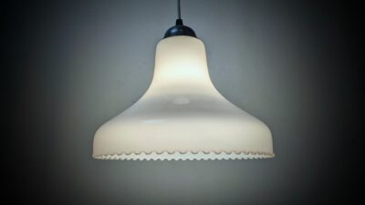 Skøn opalglas køkken lampe på Ø30. Nyt el og ophæng. Fra 1970.