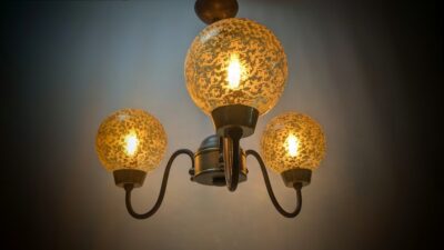 Romantisk entre loftlampe / lysekrone fra 1940 – 3-armet i patineret messing. Professionelt restaureret.
