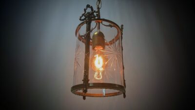 Skøn messing lanterne fra 1940. Facet slebet krystal glas. Ø18. 75 cm nedhæng. Nyt el.