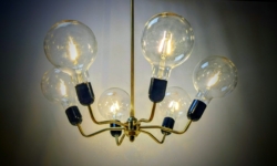 Eksklusiv dansk loftlampe – lysekrone  Mid-Century Modern / Space Age – håndsamlet unika i messing