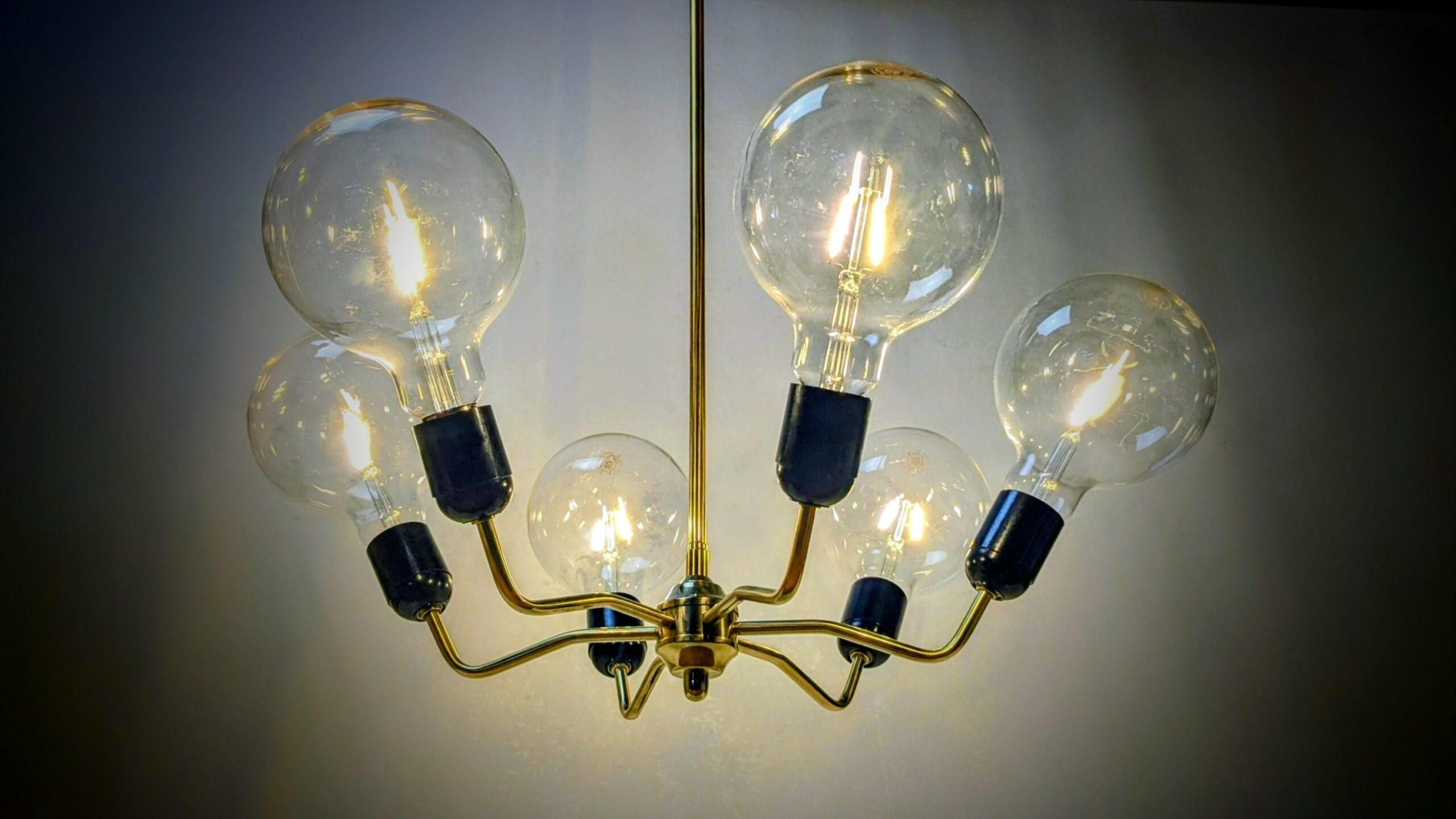 Eksklusiv dansk loftlampe – lysekrone  Mid-Century Modern / Space Age – håndsamlet unika i messing