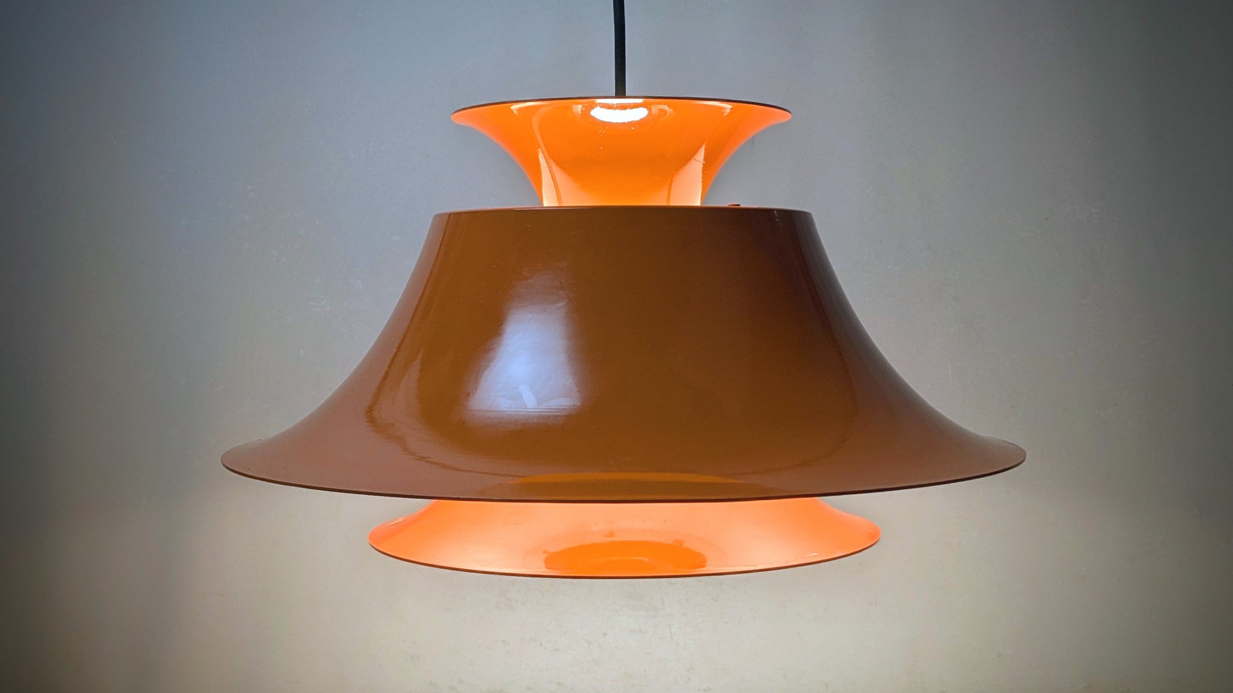 Original orange Fog & Mørup loftlampe – Erik Balslev, 1970’erne. Excellent condition. Nyt el.