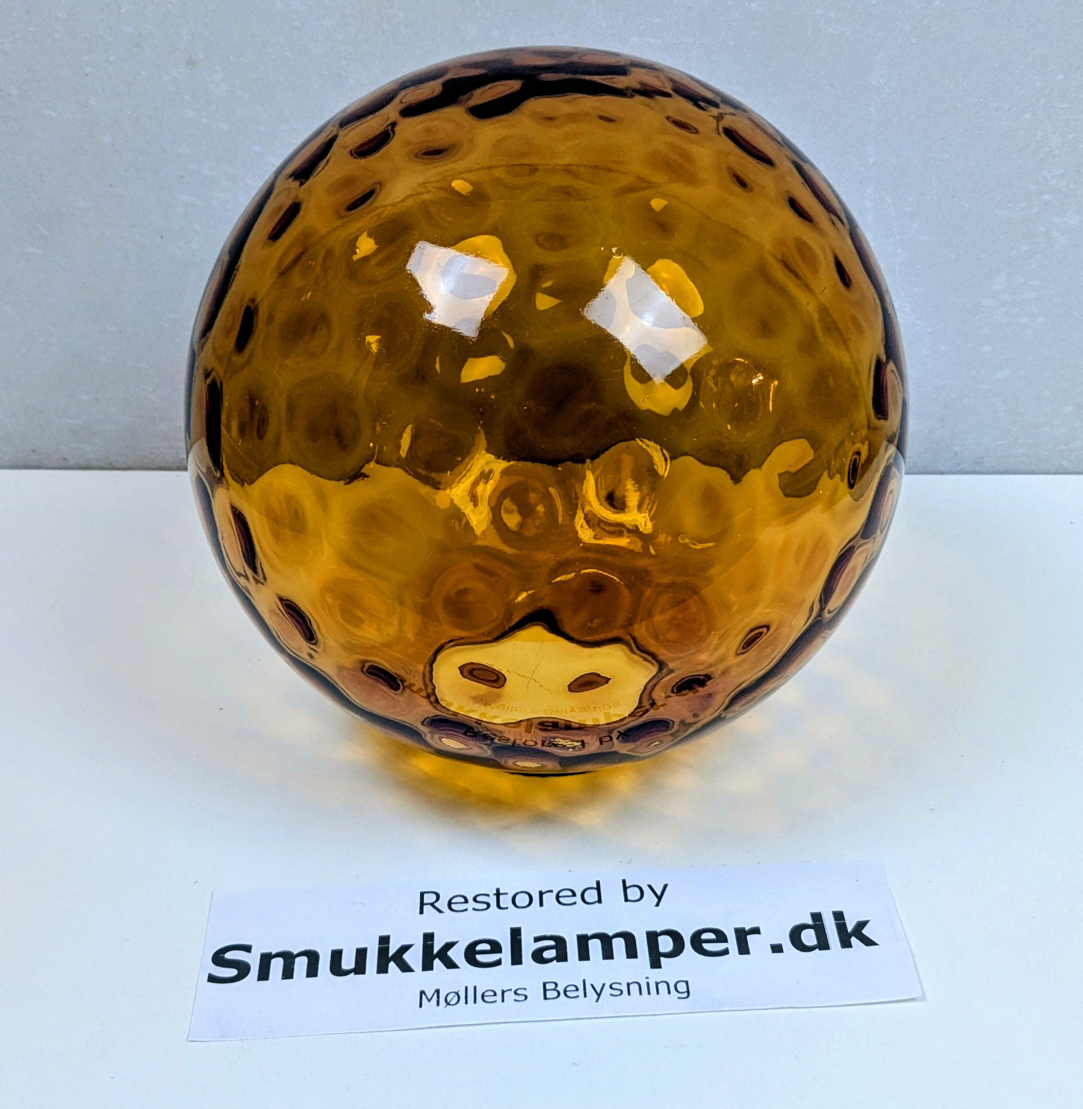 Original Ravfarvet dansk kugleglas fra 1970. Ø23. Reservedel. Strawberry mønster.10,2 cm krave.