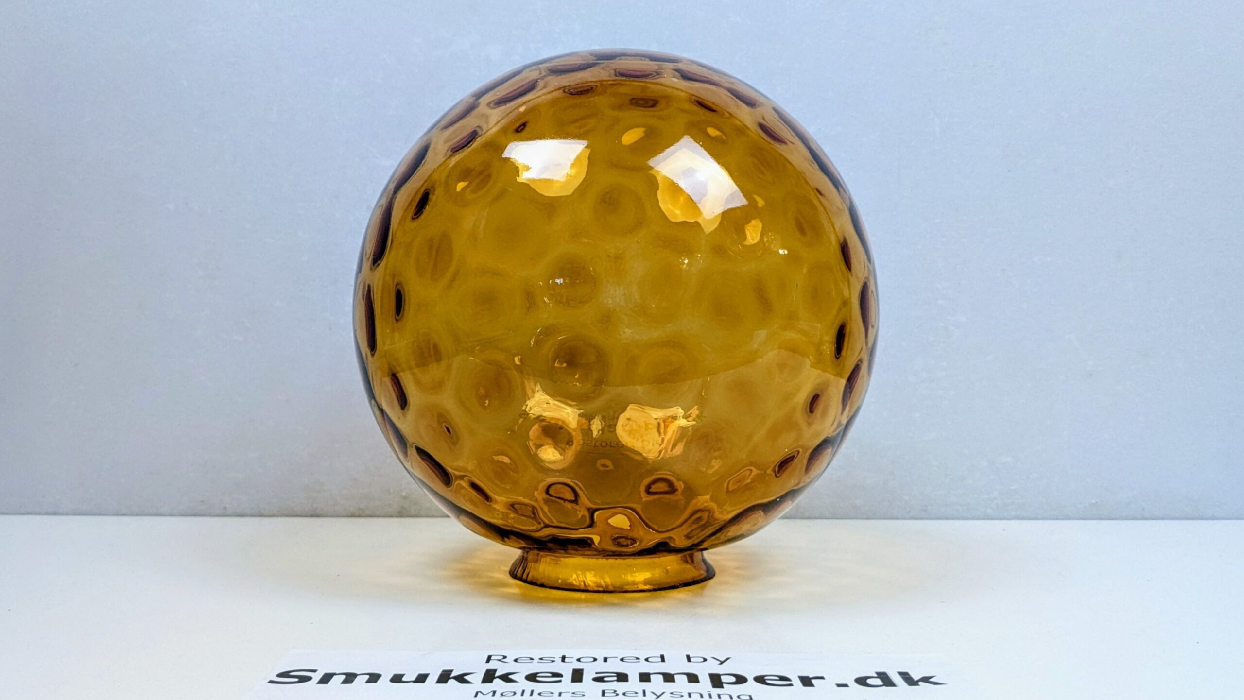 Original Ravfarvet dansk kugleglas fra 1970. Ø23. Reservedel. Strawberry mønster.10,2 cm krave.