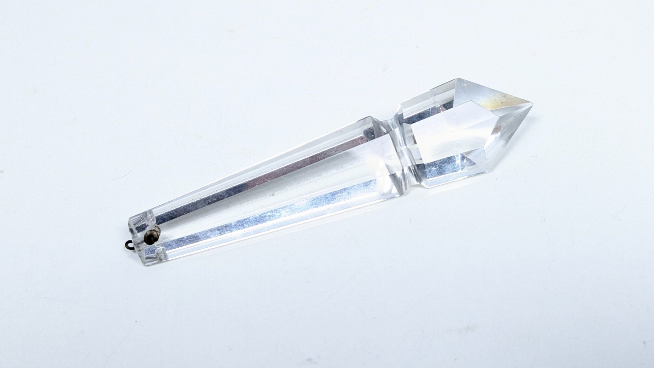 Krystal pendeloque prisme. Til lysekrone. 100mmL. 26 sider. 1 huls. Drage. Fra ca. 1750