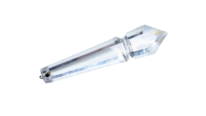Krystal pendeloque prisme. Til lysekrone. 100mmL. 26 sider. 1 huls. Drage. Fra ca. 1750
