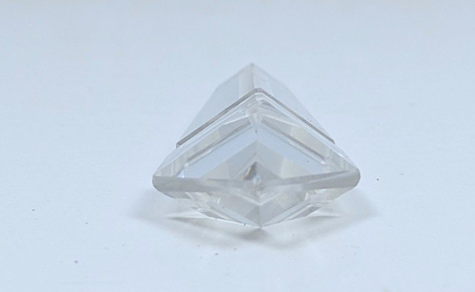 Krystal pendeloque prisme. Til lysekrone. 100mmL. 26 sider. 1 huls. Drage. Fra ca. 1750