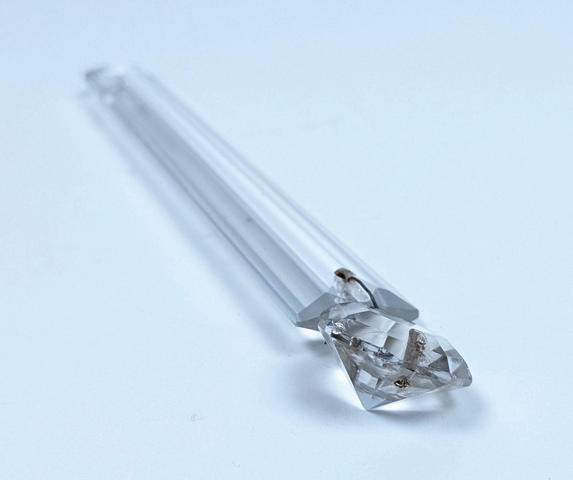 Fransk Krystal pendeloque prisme. Til lysekrone. 133mmL. Wienerprisme. Fra ca. 1820