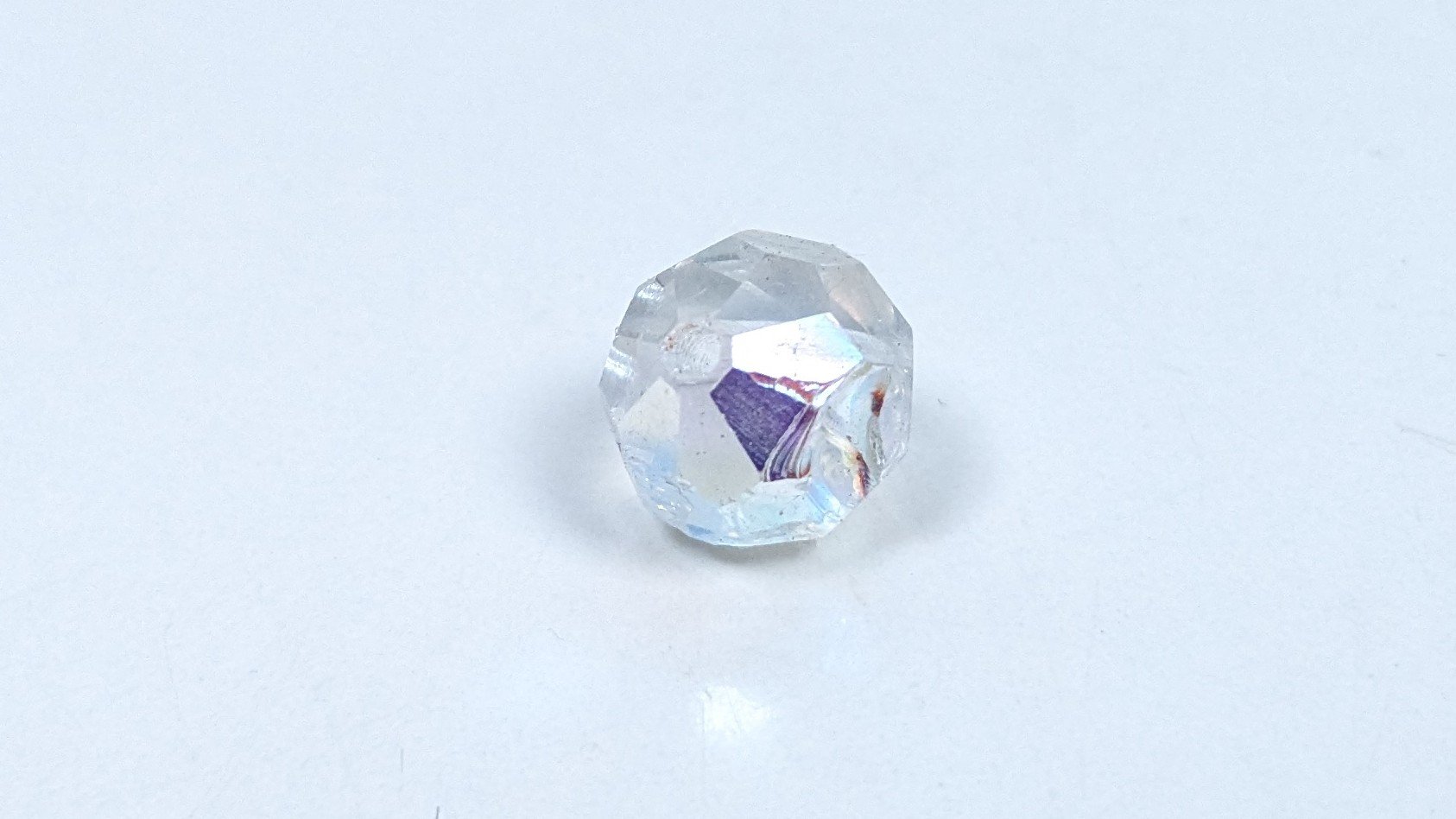 Krystalglas perle prisme. Til lysekrone. 10mmL. 32 sider. 1 huls. Pearl. 1960