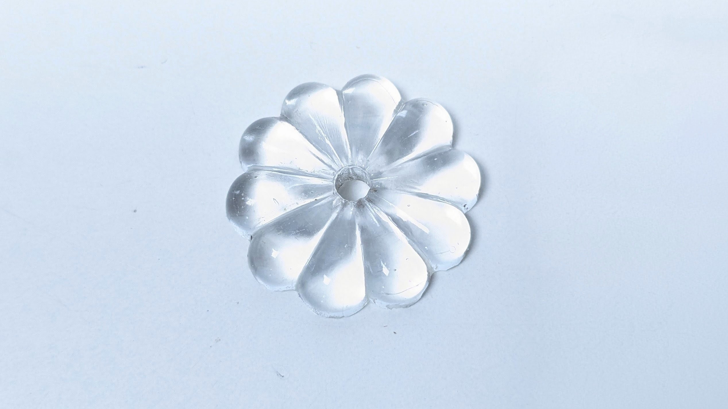 Antik Krystal prisme. Ca. 1850-1950. Lysekrone. Marguerit. 1 side flad bagside. Ø25 mm