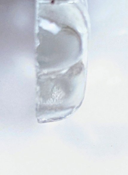 Antik Krystal prisme. Ca. 1850-1950. Lysekrone. Marguerit. 1 side flad bagside. Ø25 mm
