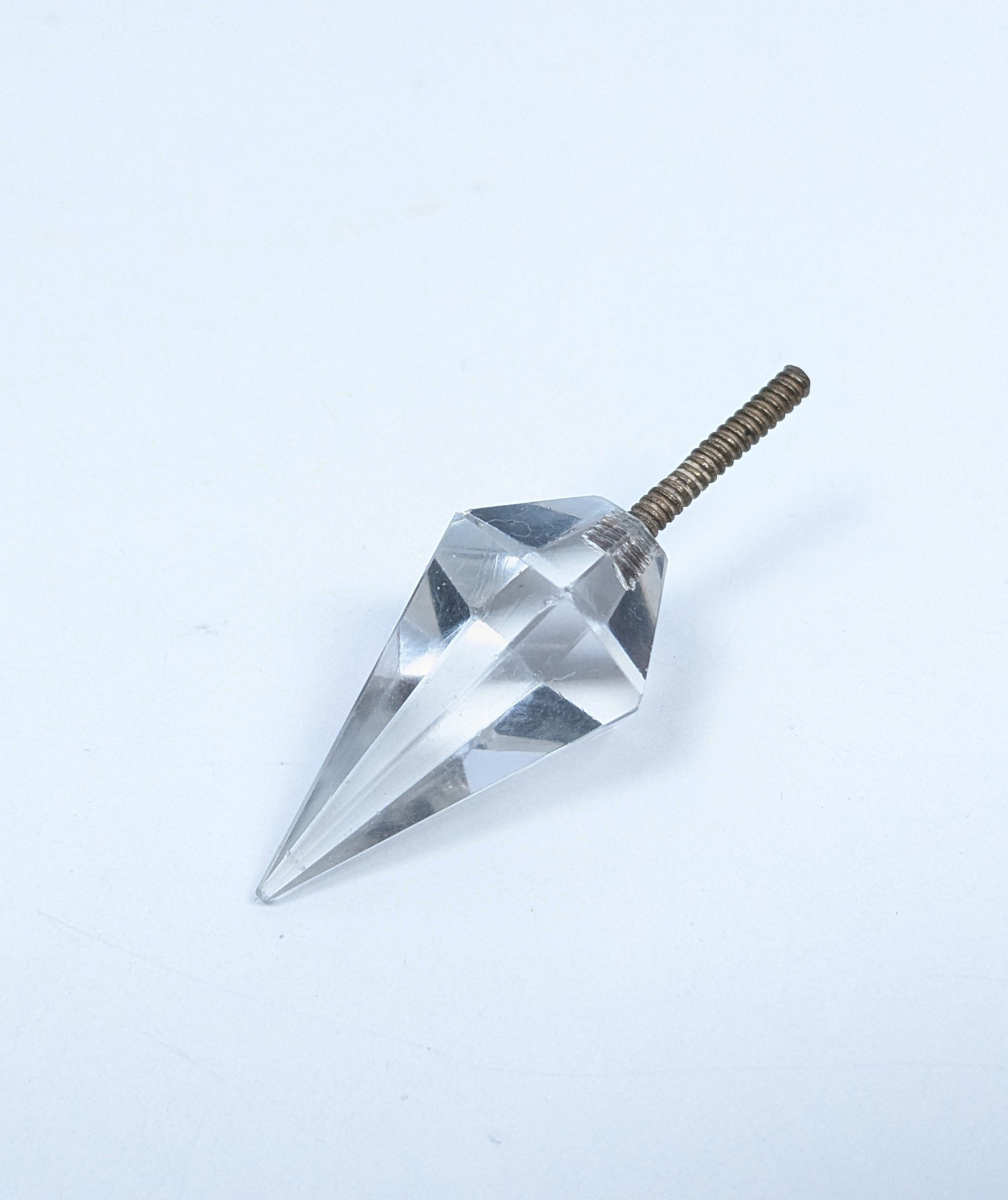 Krystalglas Obelisk prisme. Til lysekrone. 40mmL. 12 sider. 3mm gevind. Fra ca 1850
