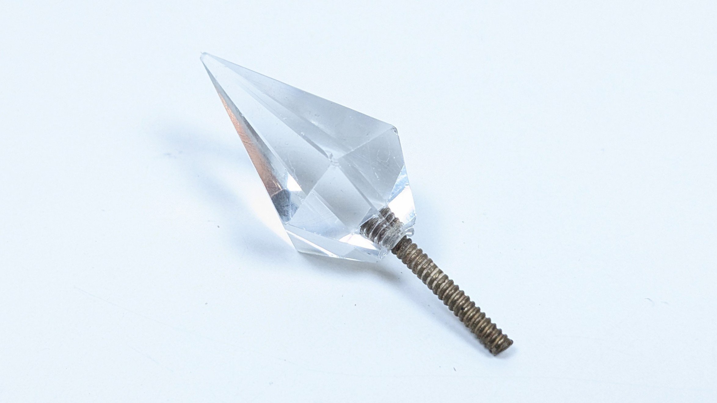 Krystalglas Obelisk prisme. Til lysekrone. 40mmL. 12 sider. 3mm gevind. Fra ca 1850