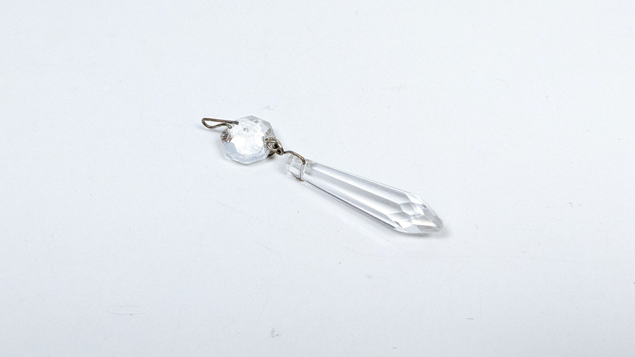 Krystal prisme m. ophæng til 1960 lysekrone. 55 mm lang. Is perle – fransk battant. Fra ca 1940
