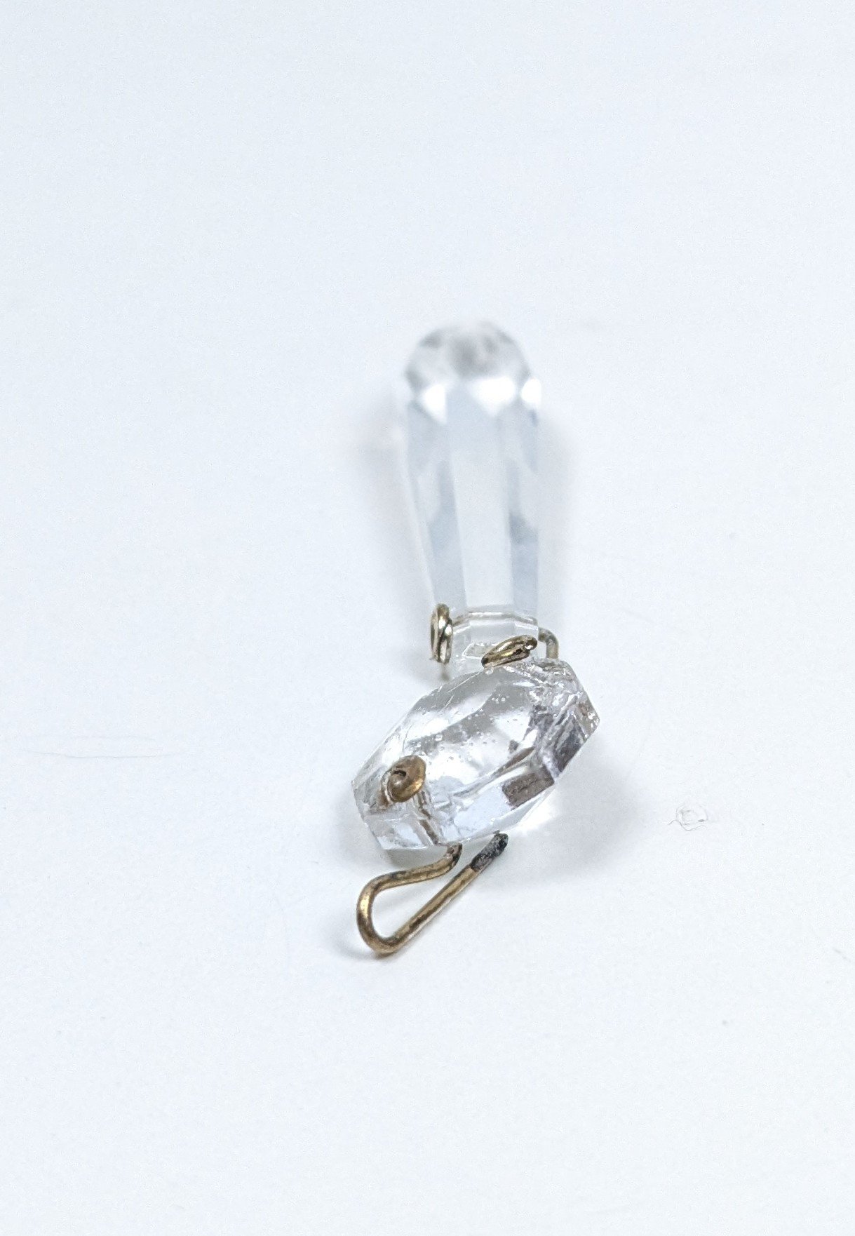 Krystal prisme m. ophæng til 1960 lysekrone. 55 mm lang. Is perle – fransk battant. Fra ca 1940