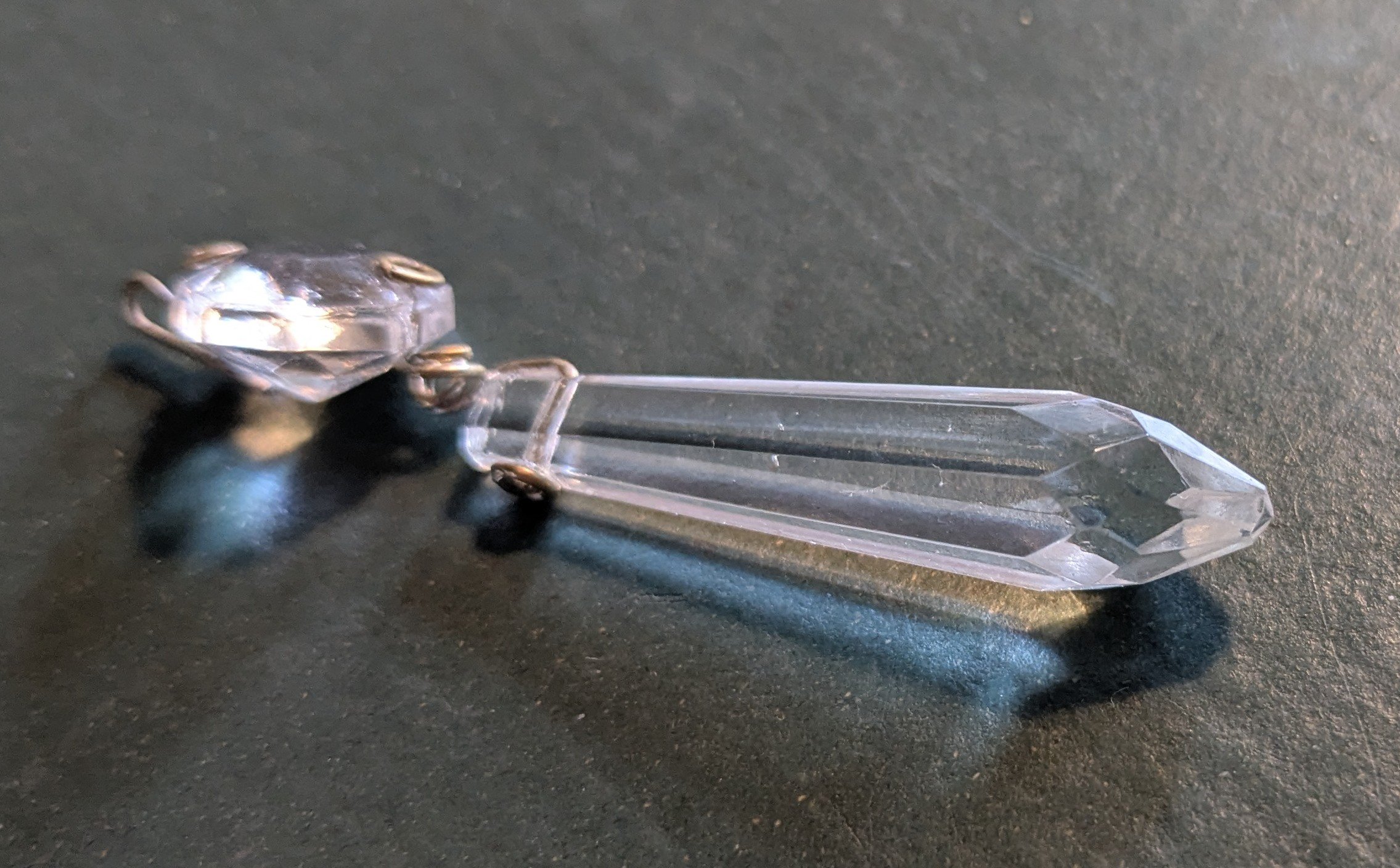 Krystal prisme m. ophæng til 1960 lysekrone. 55 mm lang. Is perle – fransk battant. Fra ca 1940