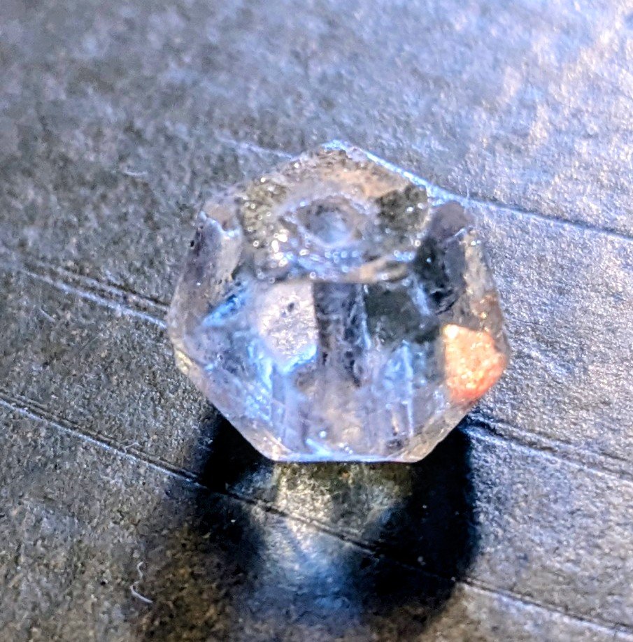 Krystalglas kugle – perle til lysekrone. 10mmH. 17 facet slebne sider. Briliant. Gennemgående hul
