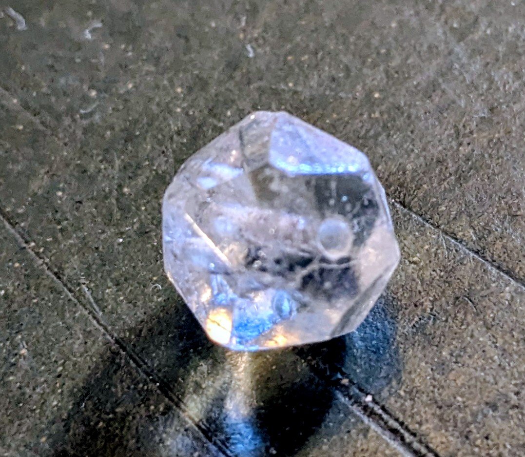 Krystalglas kugle – perle til lysekrone. 10mmH. 17 facet slebne sider. Briliant. Gennemgående hul