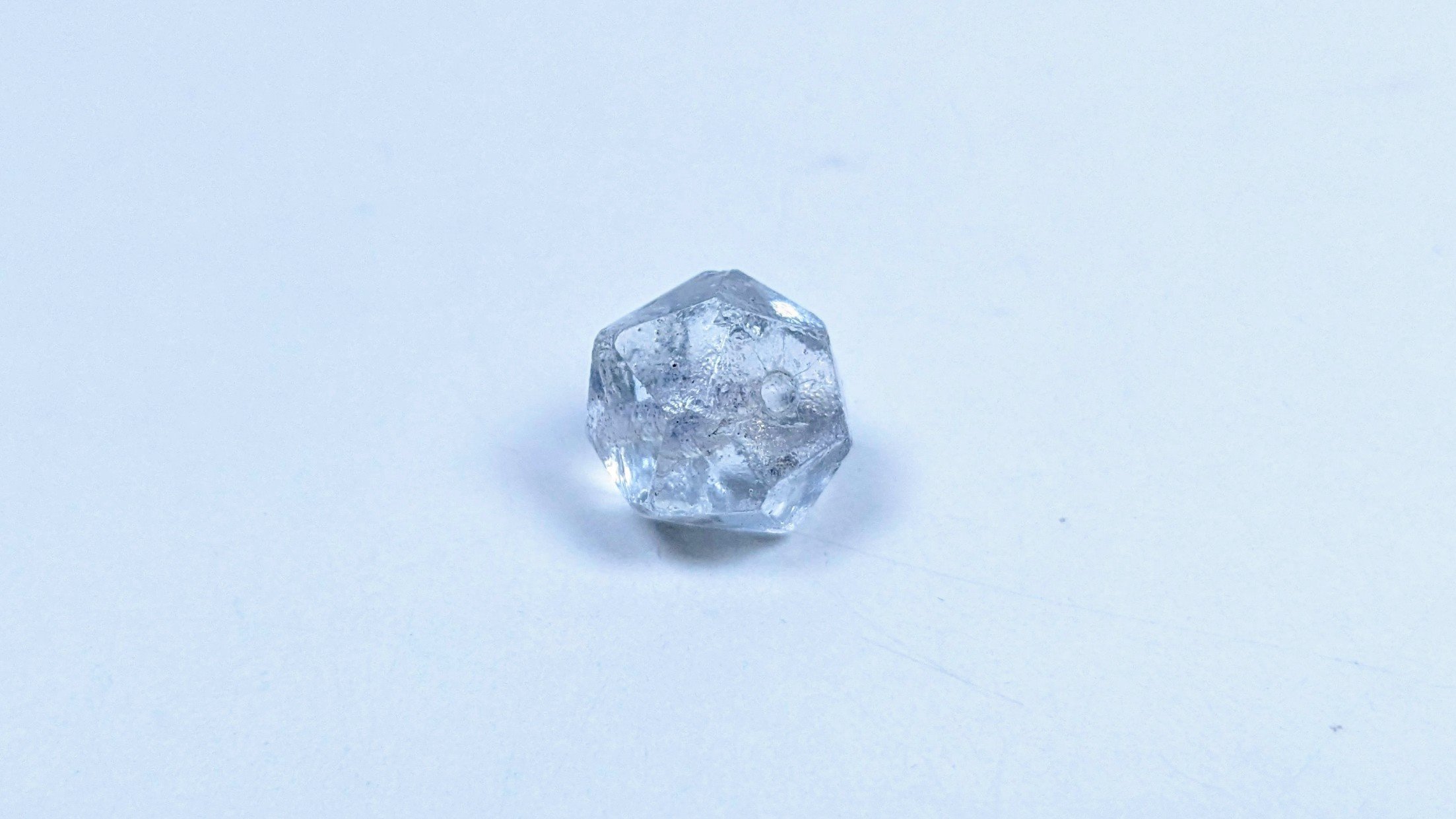 Krystalglas kugle – perle til lysekrone. 10mmH. 17 facet slebne sider. Briliant. Gennemgående hul