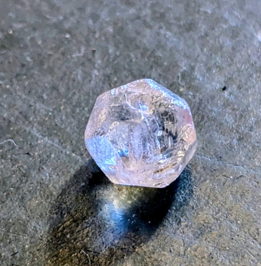 Krystalglas kugle – perle til lysekrone. 9mmH. 17 facet slebne sider. Briliant. Gennemgående hul