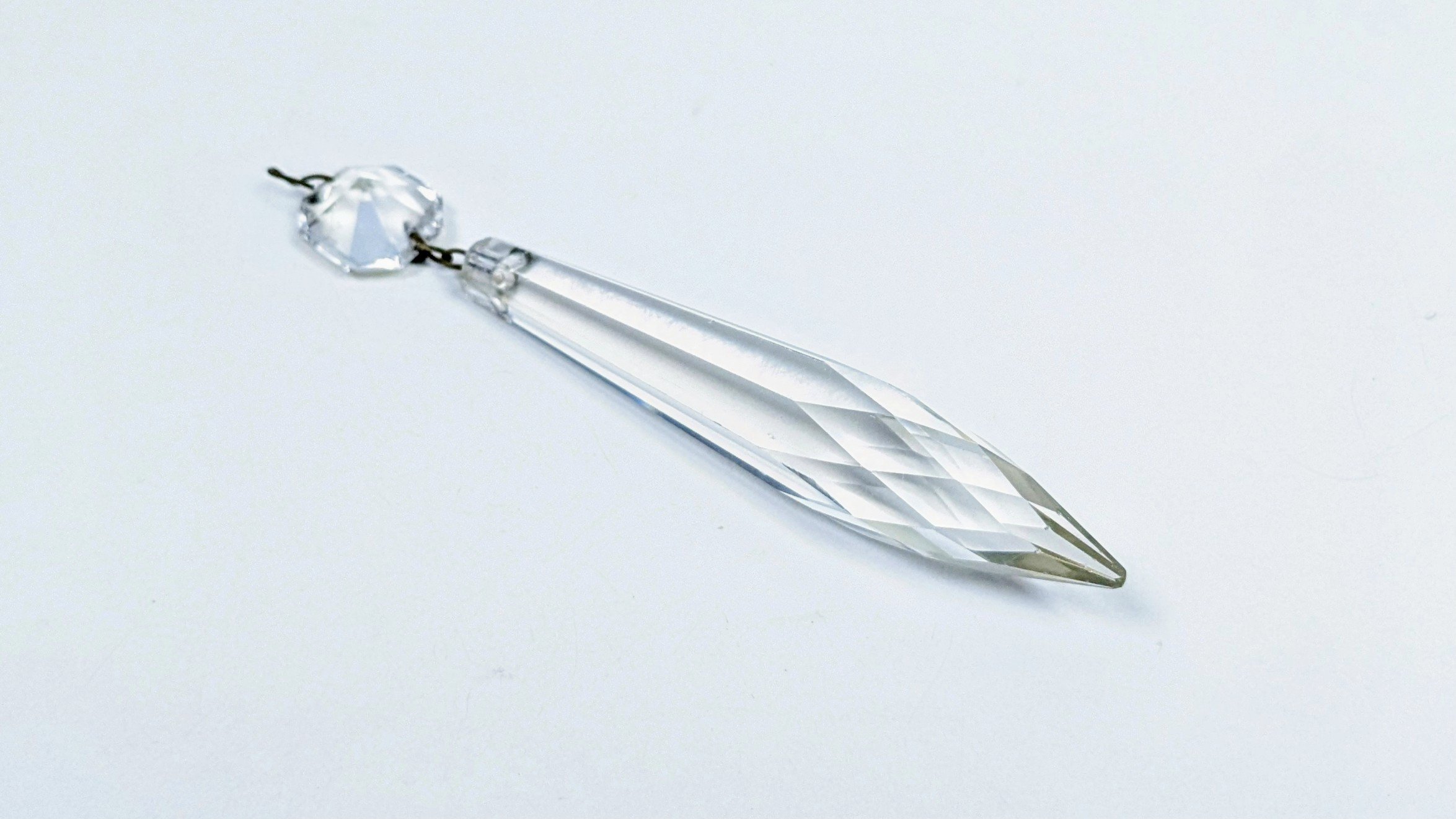 Krystal prisme m. ophæng til 1800 tals lysekrone. 110 mm lang. Is perle – fransk battant. Fra ca 1800
