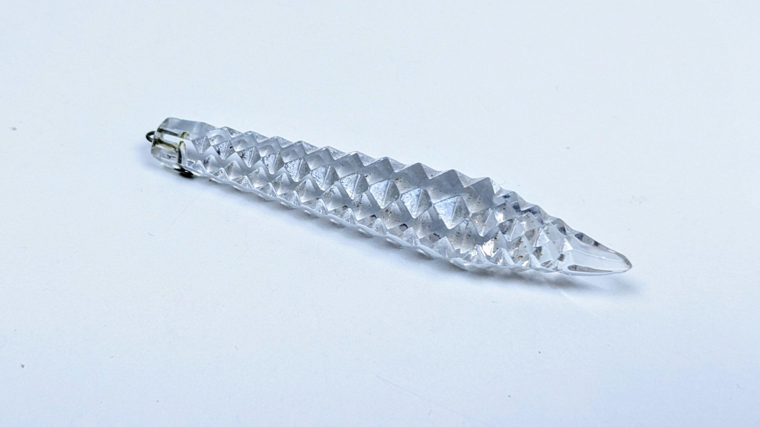 Antik Krystal prisme Is perle. Ca. 1780. Emperie lysekrone. 74 mmL plus øje.