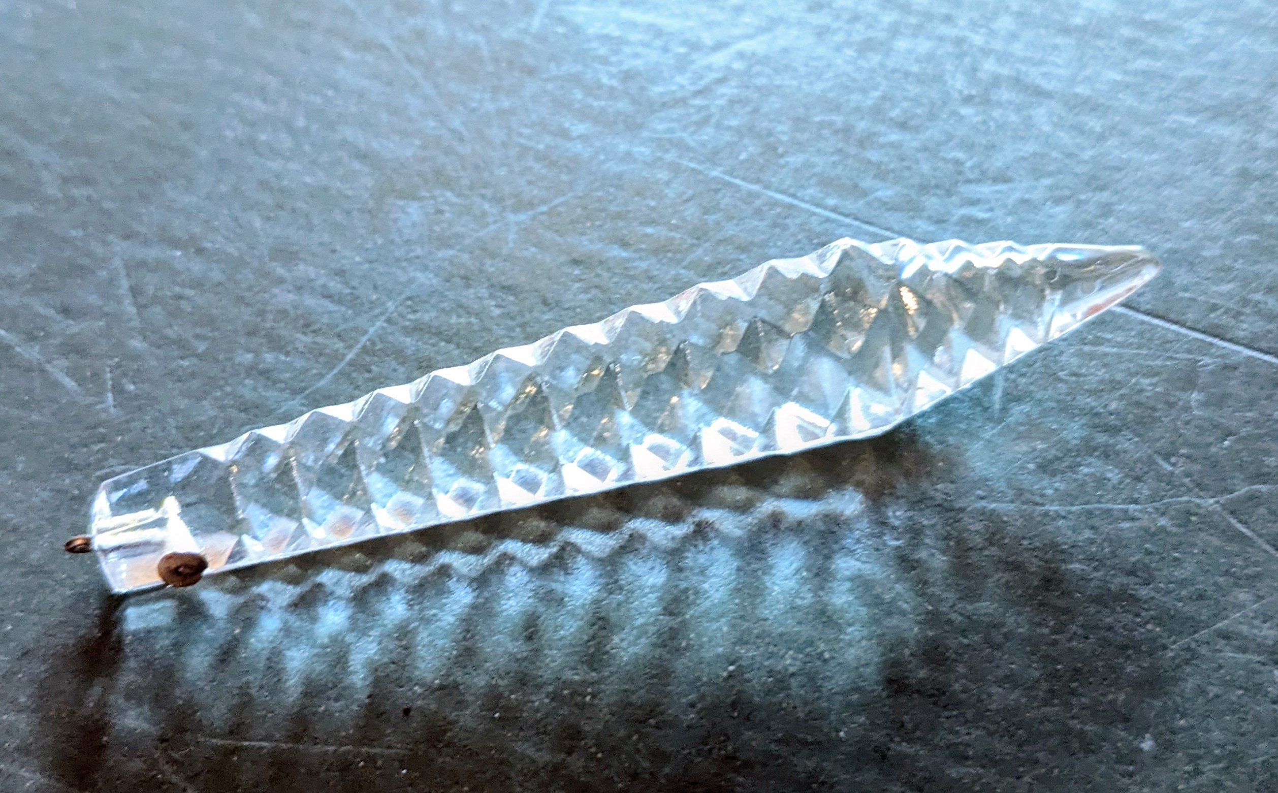 Antik Krystal prisme Is perle. Ca. 1780. Emperie lysekrone. 74 mmL plus øje.