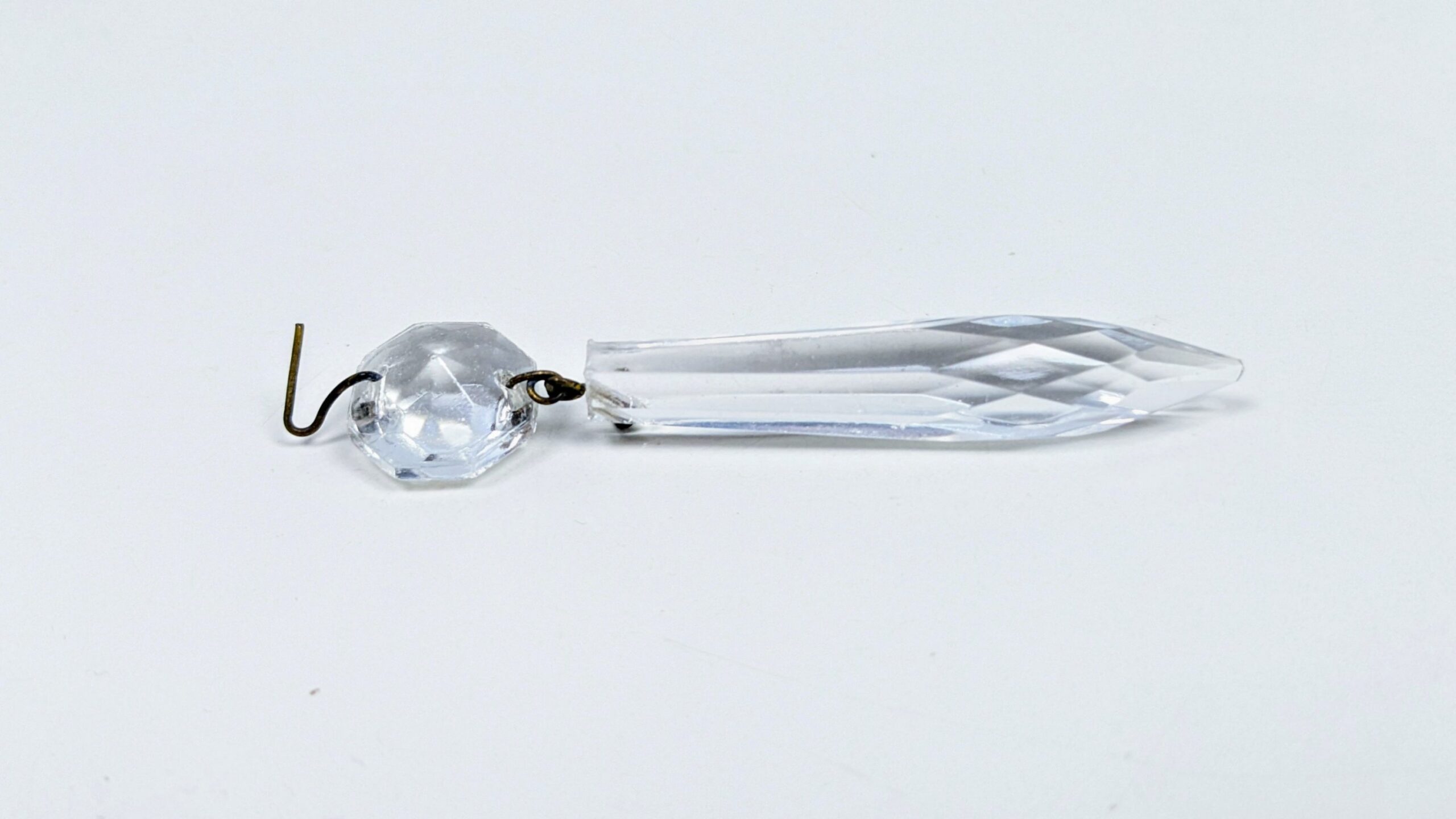 Krystal prisme m. ophæng til 1800 tals lysekrone. 67 mm lang. Is perle – fransk battant. Fra ca 1850