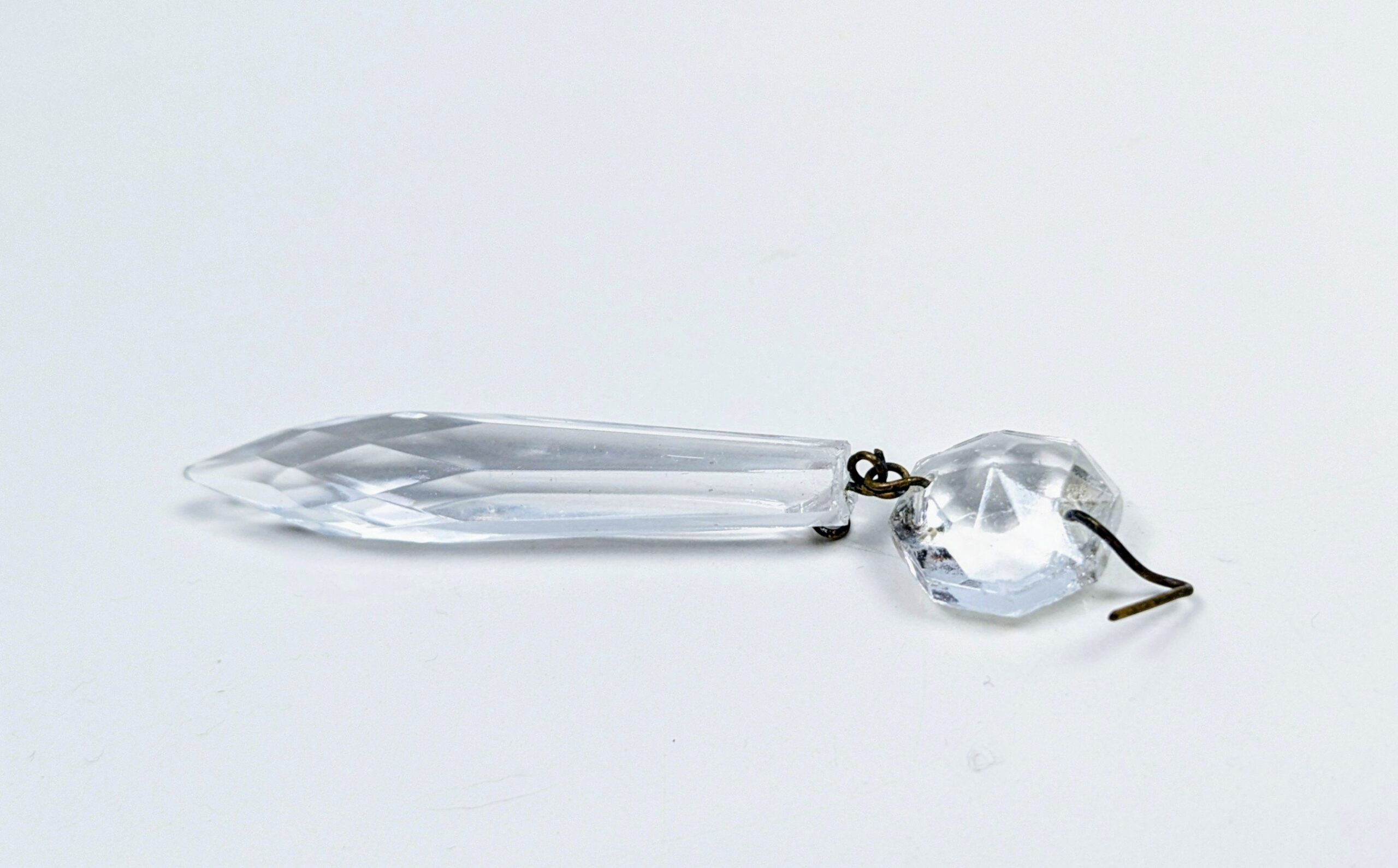 Krystal prisme m. ophæng til 1800 tals lysekrone. 67 mm lang. Is perle – fransk battant. Fra ca 1850